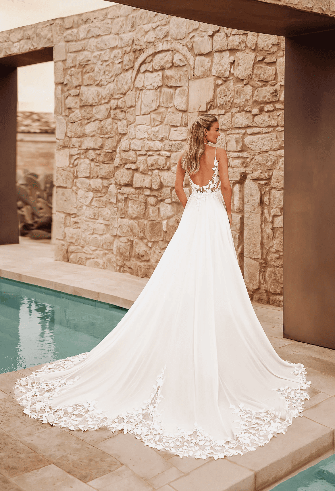 Modernes Brautkleid mit tiefem V-Rücken und langer Schleppe