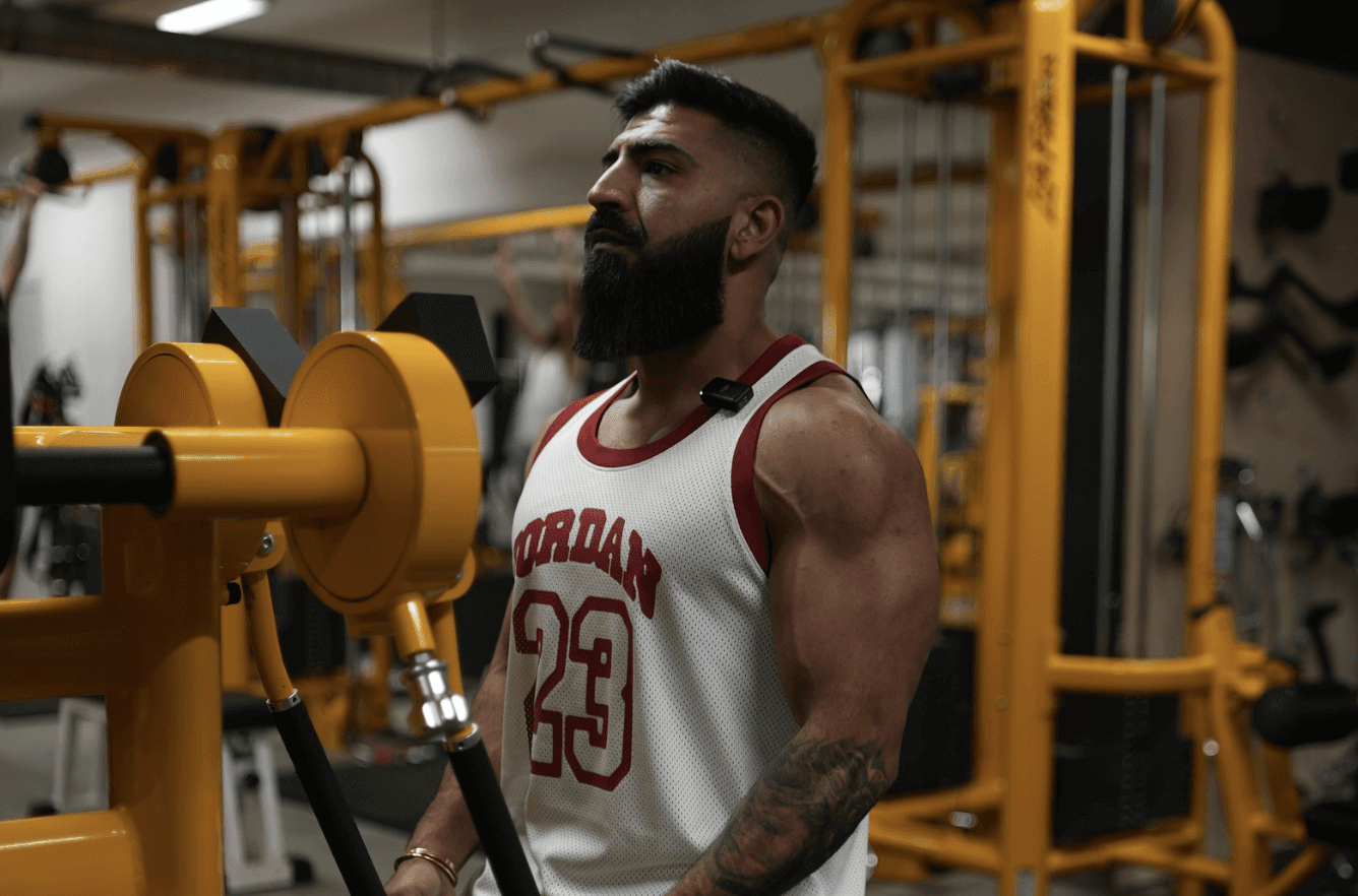 Coach Ashkan case. Ashkan træner i fitnesscenter.