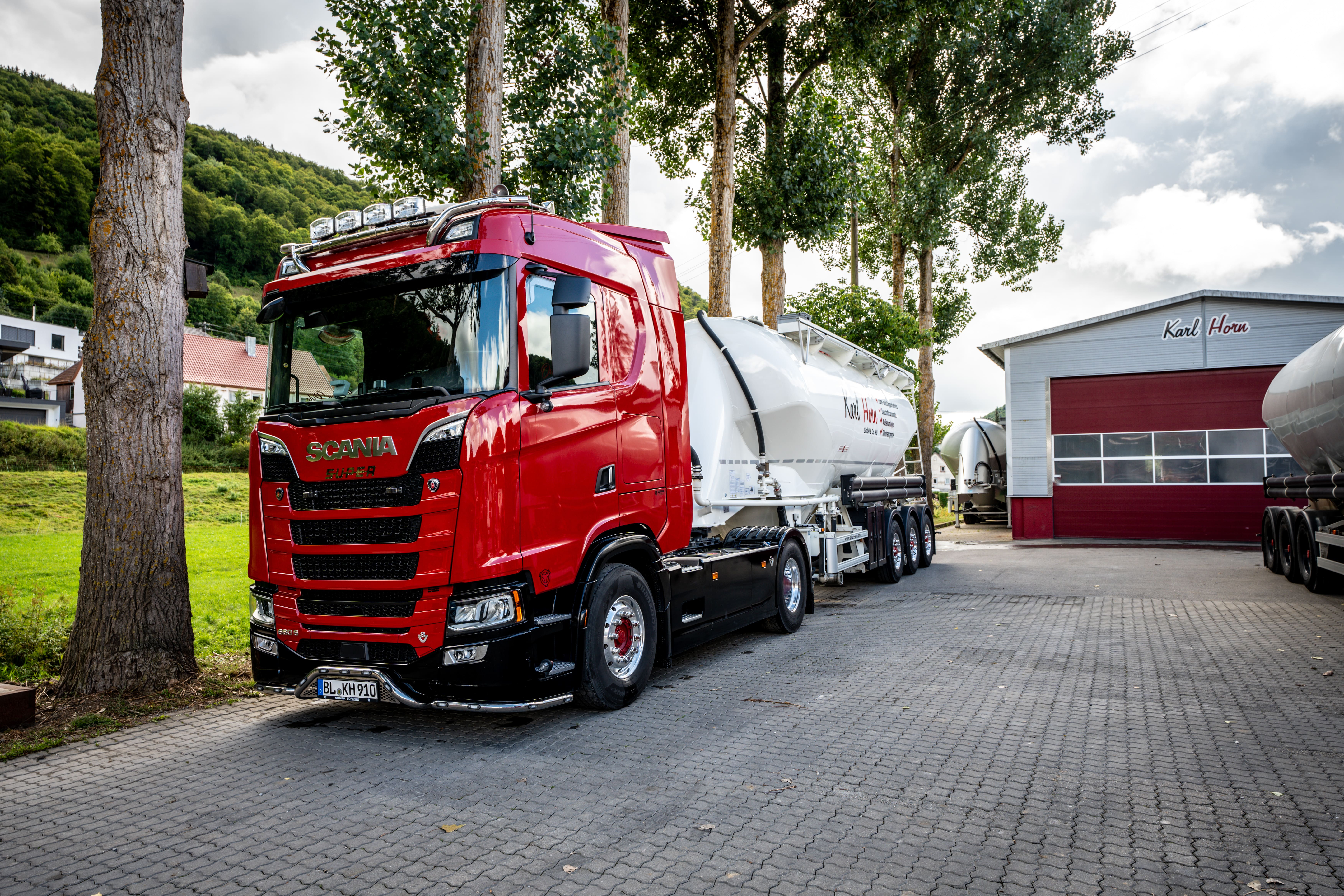 Rote LKWs nebeneinander für Transporte