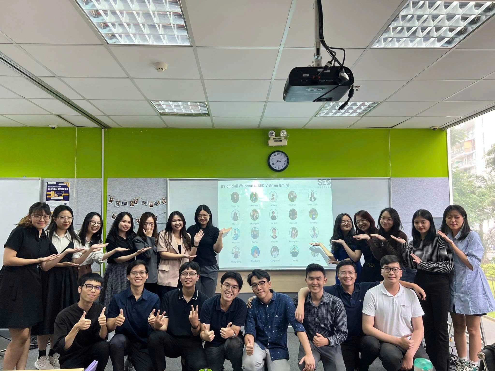 Ảnh 2: Mentor Nhật Minh và các Fellow trong buổi Graduation của Class SEO-V 2023