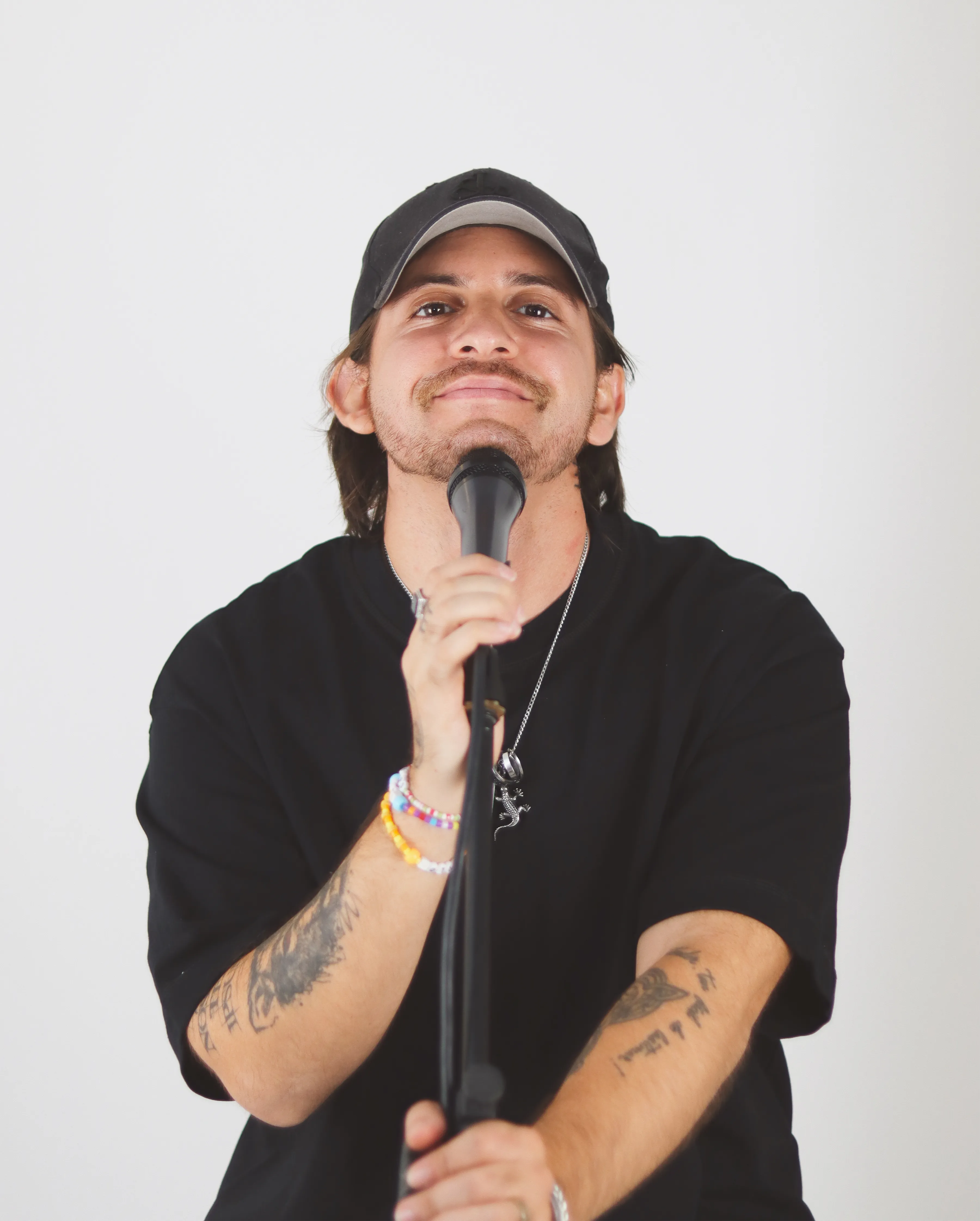 Retrato de músico cantando con micrófono en mano