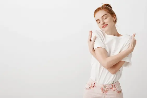 femme qui s'enlace de ses mains