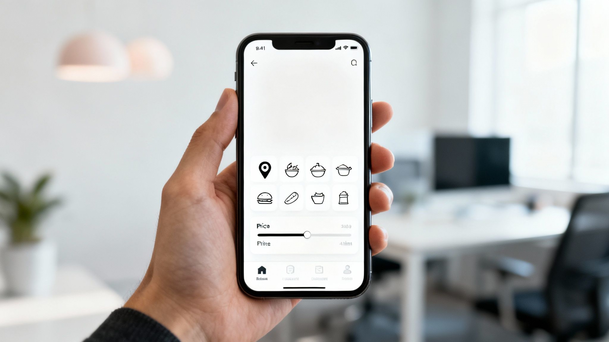 Mano sosteniendo un smartphone con una aplicación de búsqueda de comida y filtros de precio en una oficina.