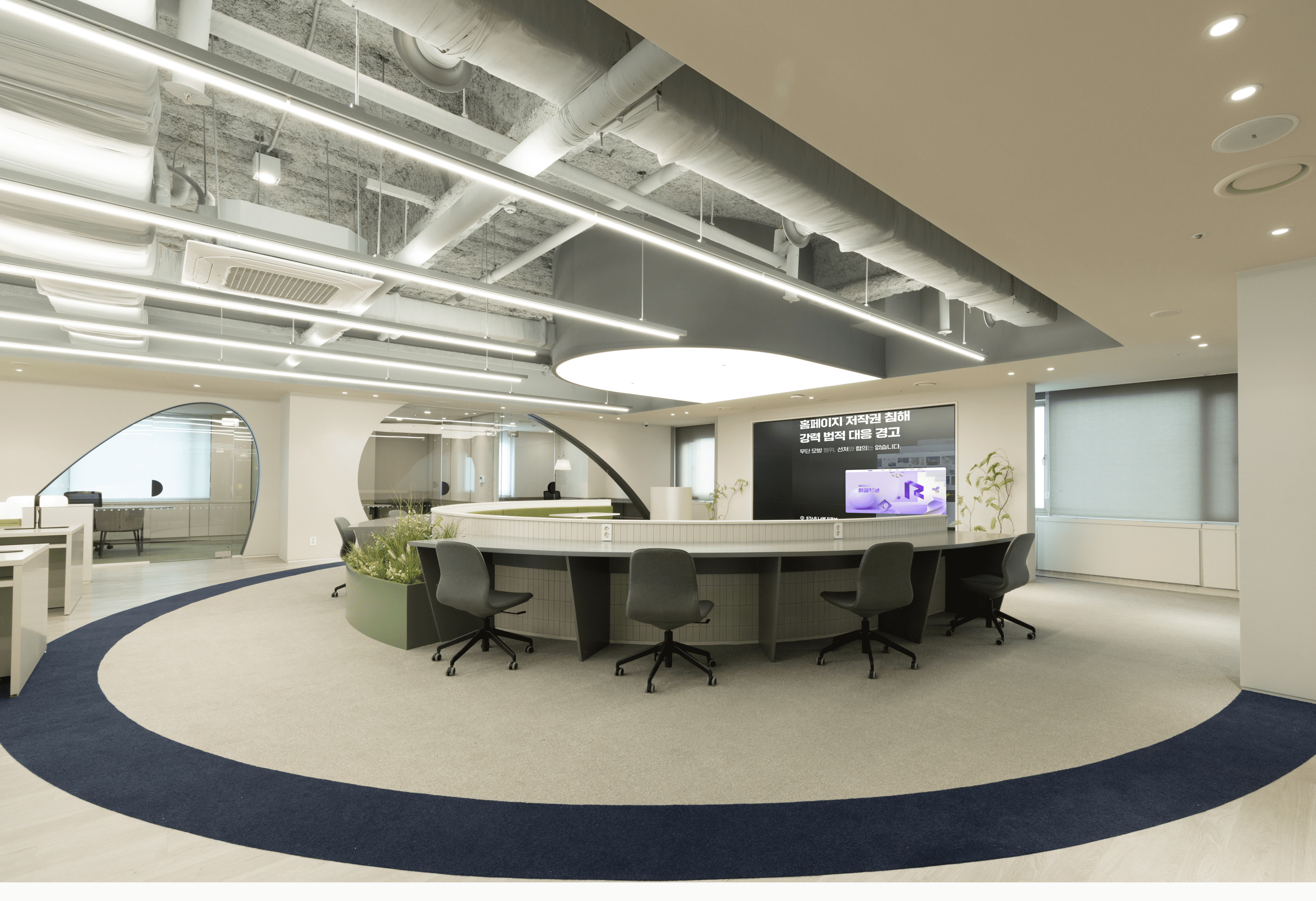 아테에 원형 경기장에 영감을 받아 큰 원형 테이블이 중앙에 위치한 스타법무법인 오피스의 라운지 모습