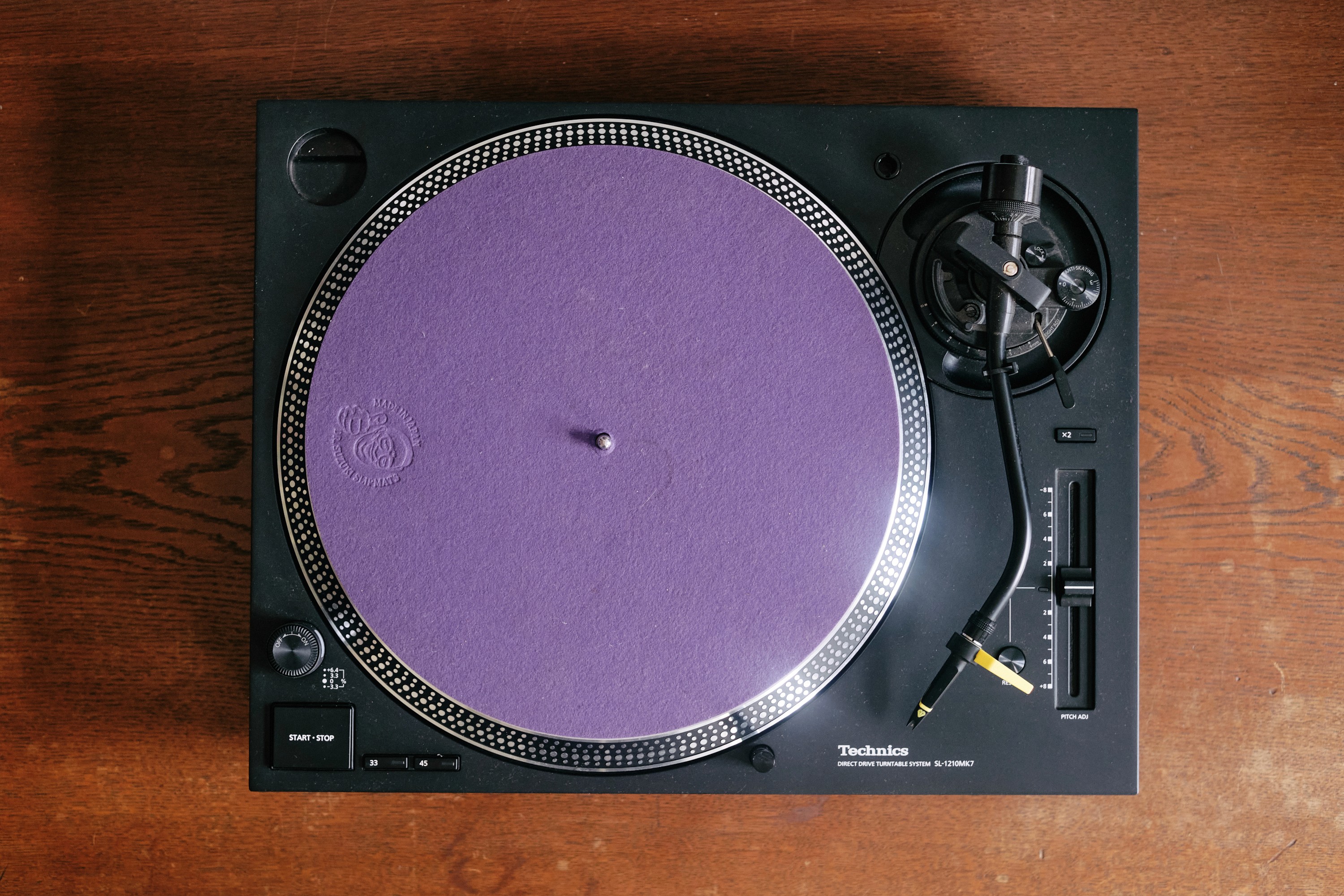 Technics SL-1210 MK7 Plattenspieler mieten – Kombination aus Tradition, Innovation und überragender Klangqualität.