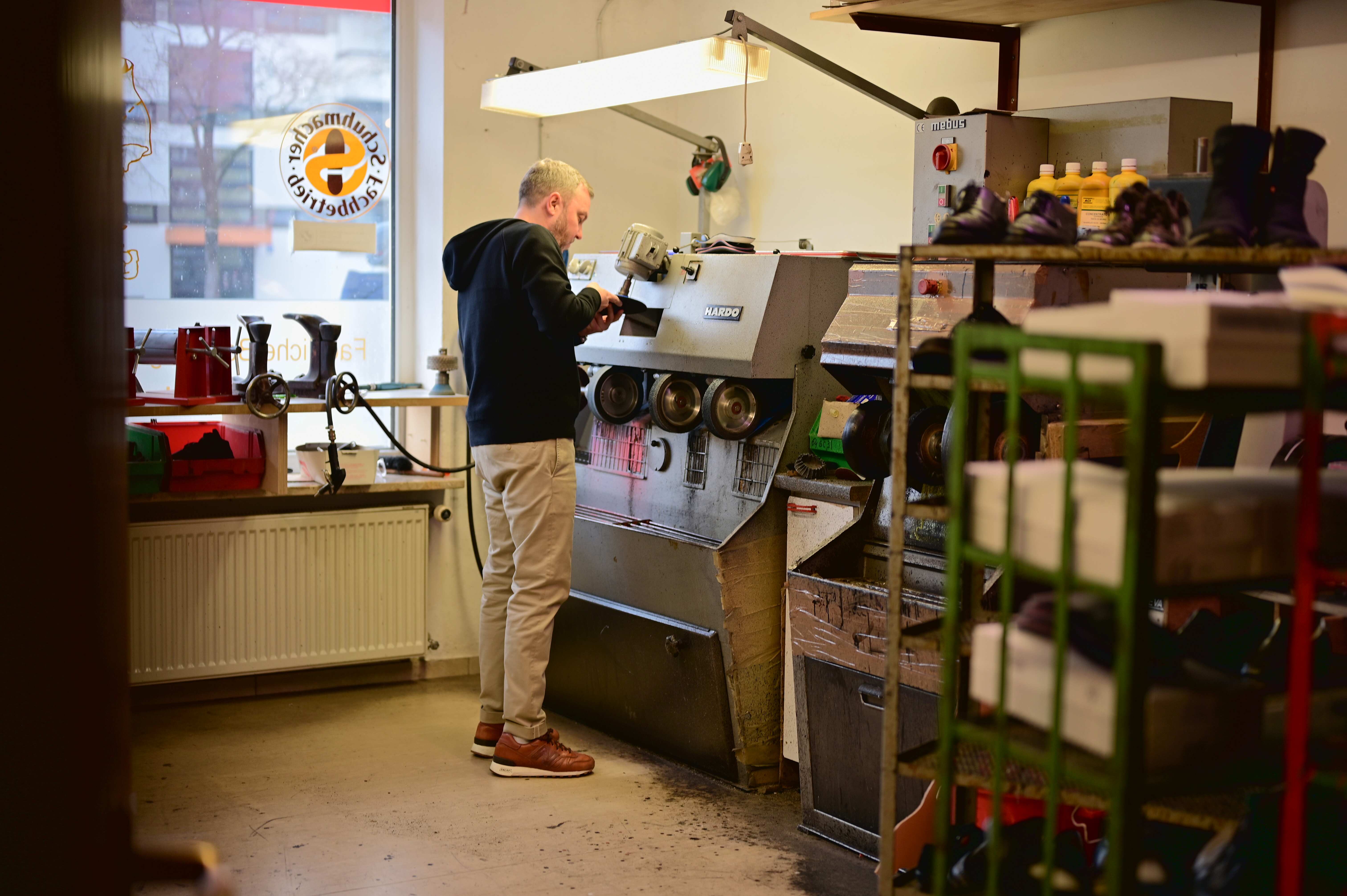 Mann an Schleifmaschine