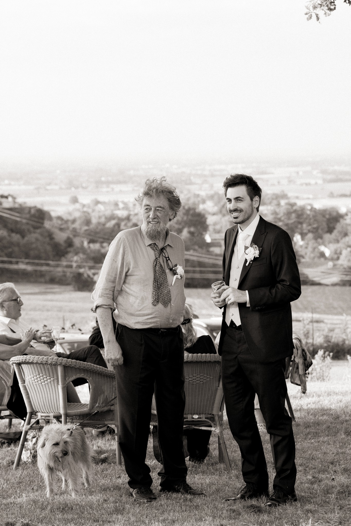 Matteo e padre a Villa Peroni Riva, momento prima della cerimonia di matrimonio con paesaggio collinare sullo sfondo