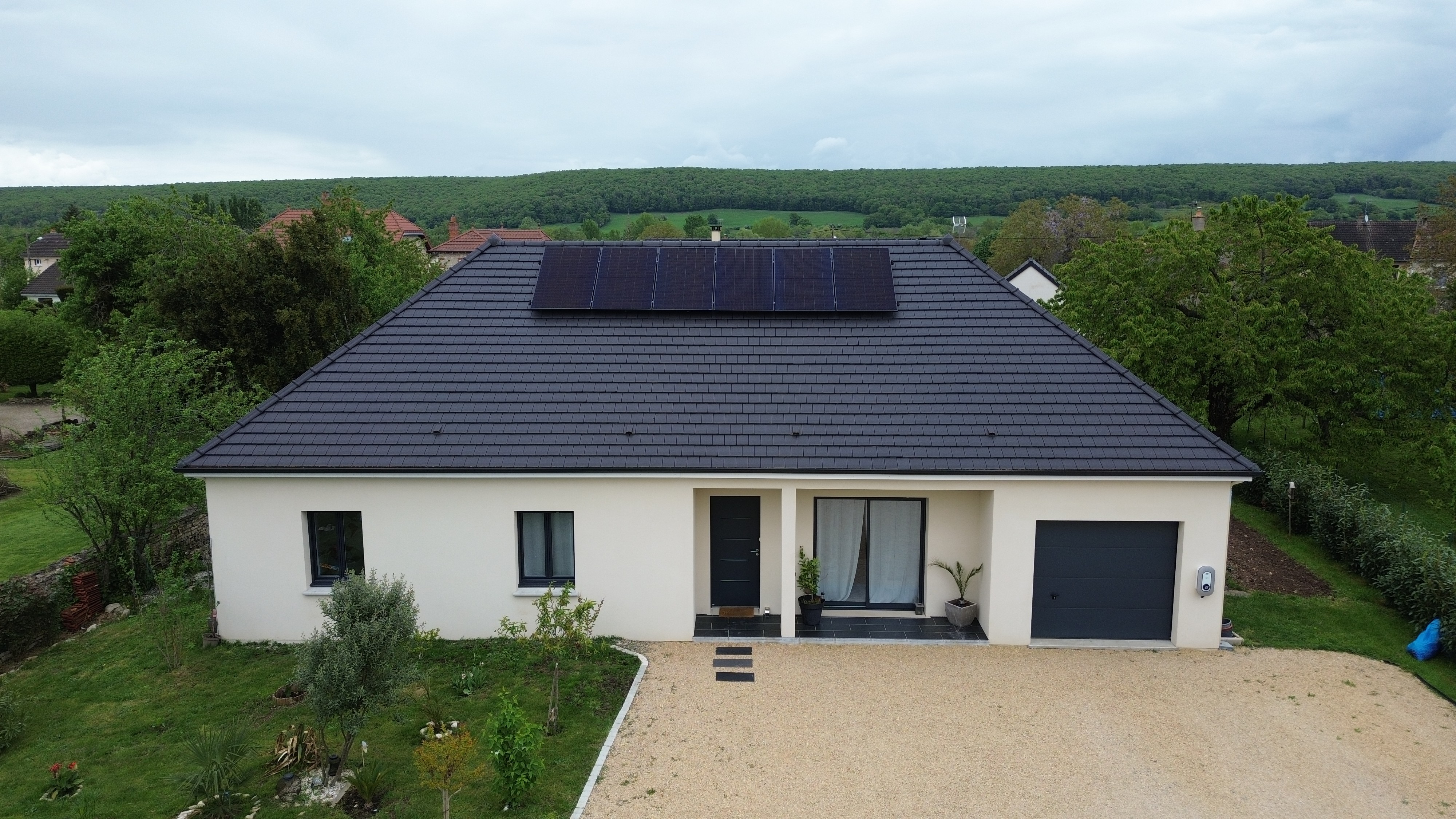 Photo d'un toit d’une maison à Orval équipée de panneaux photovoltaïques dont l'installation a été faite par Solarock.