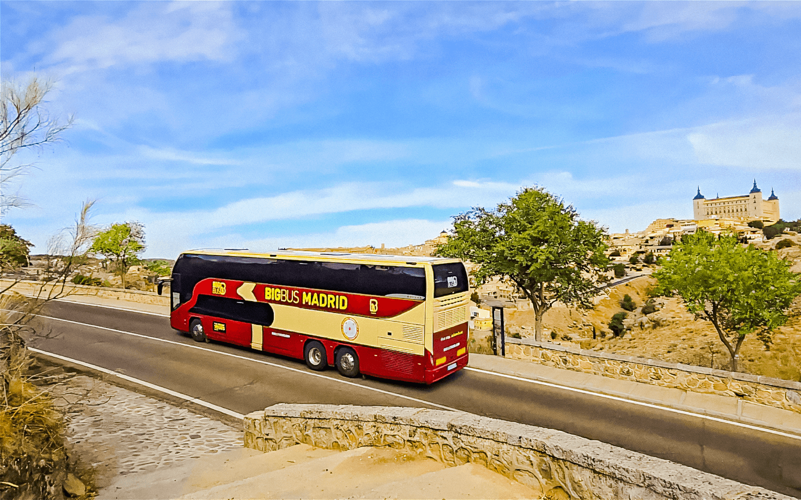 从马德里到托莱多的大巴旅程，以阿尔卡萨城堡为背景。
