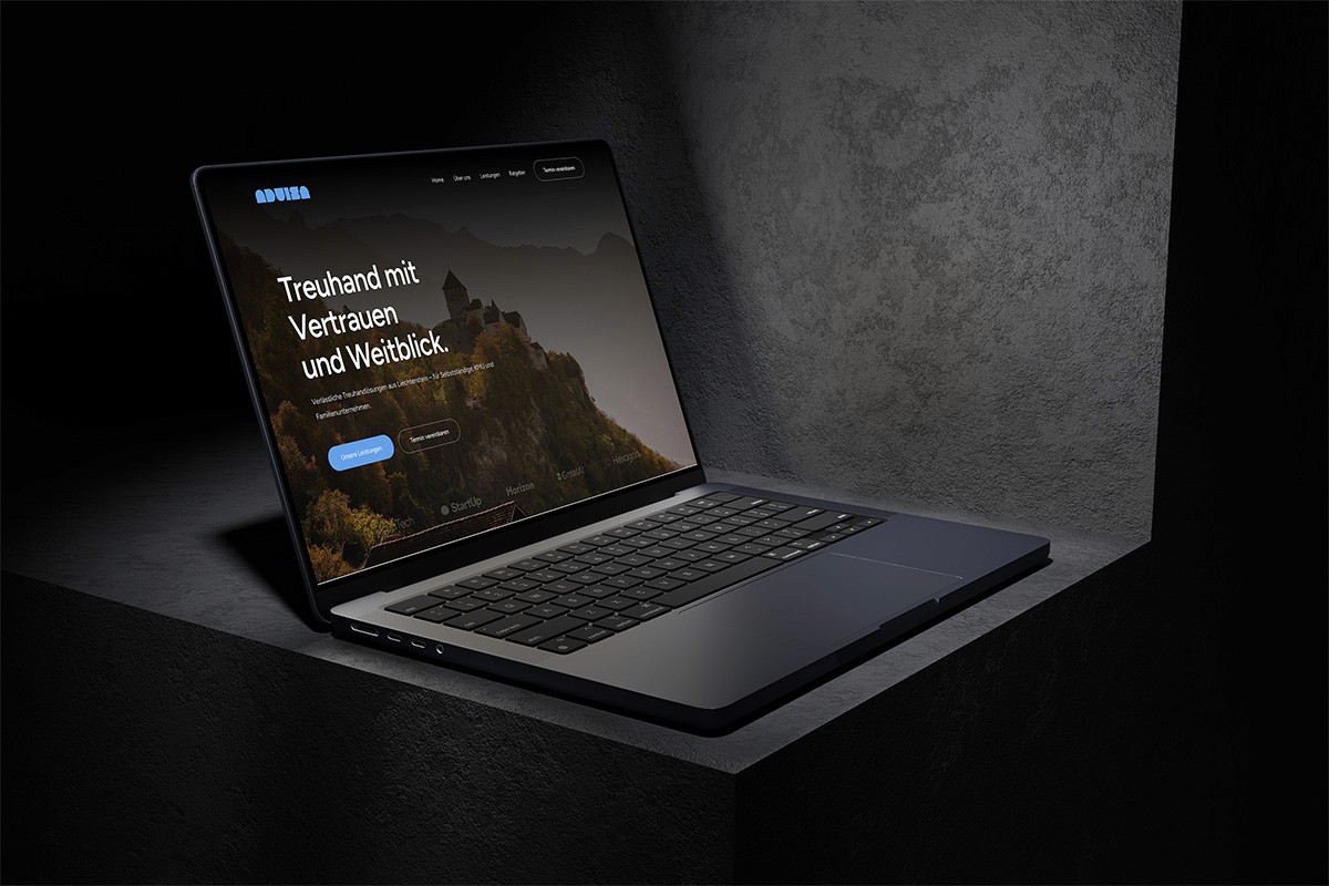 Mockup eines MacBook-Laptops auf dunklem Hintergrund mit geöffneter Advisa-Website. Auf dem Bildschirm ist die Startseite mit dem Claim ‚Treuhand mit Vertrauen und Weitblick‘ zu sehen.