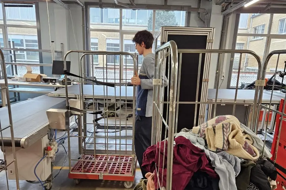 An operator swapping roll containers at a Sort Mate station, illustrating the ability to autonomously adapt and modify sorting categories to meet seasonal demand.