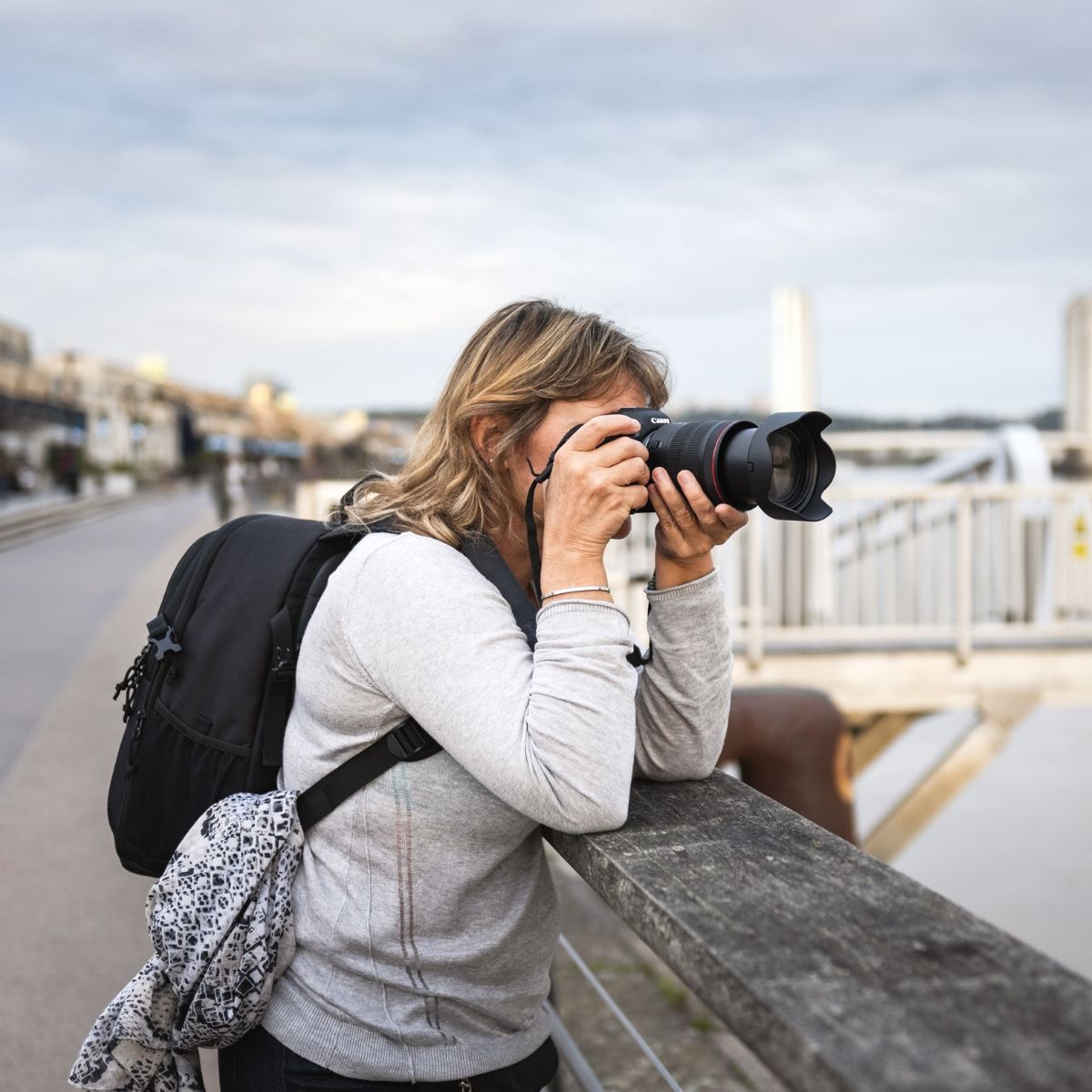 Photographe au bord des quais à Bordeaux