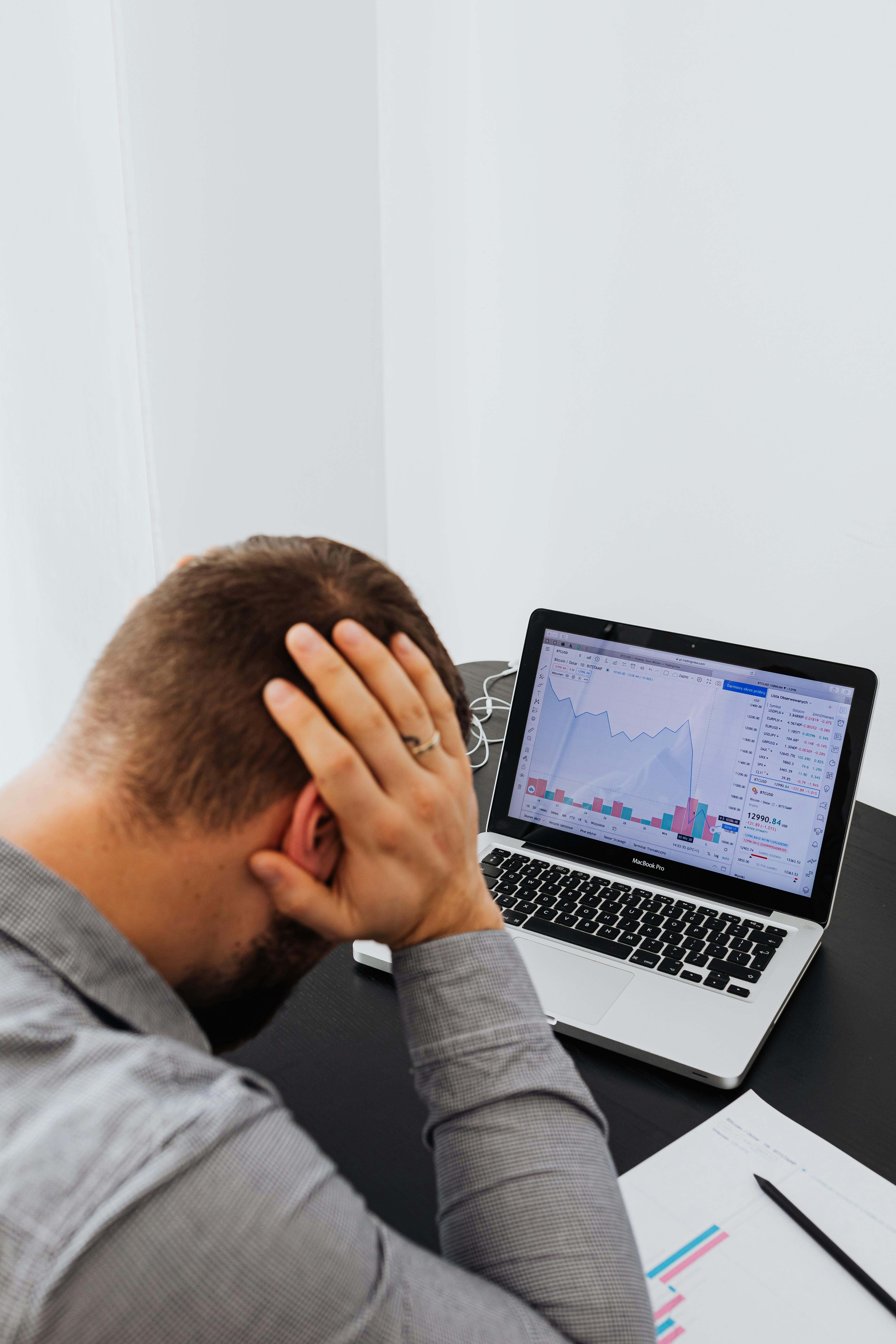 businessman-holding-head-in-frustration,-analyzing-financial-charts-on-laptop. - www.kaboompics.com (pexels)