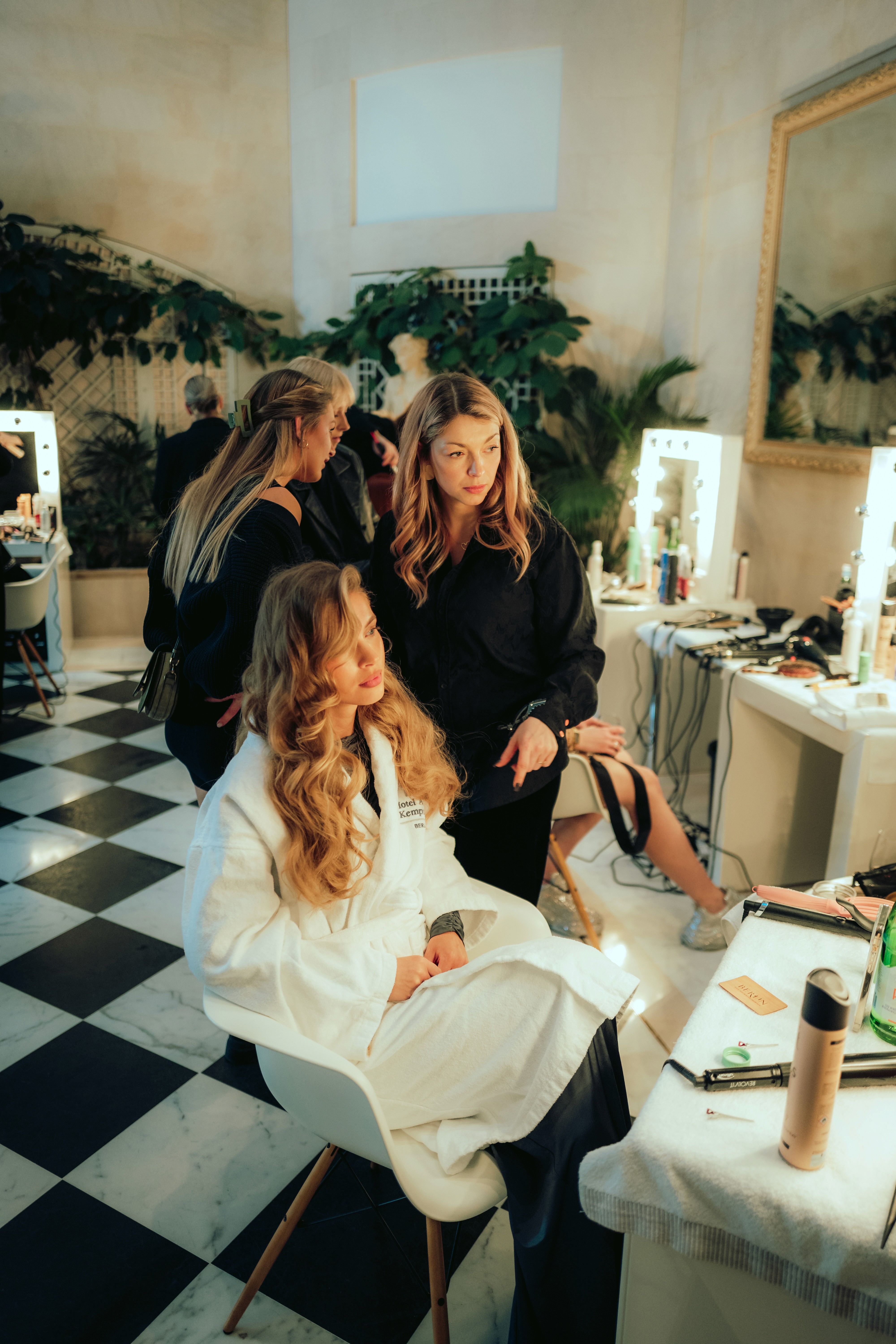 influencer at work with make up artist MUA at work in berlin