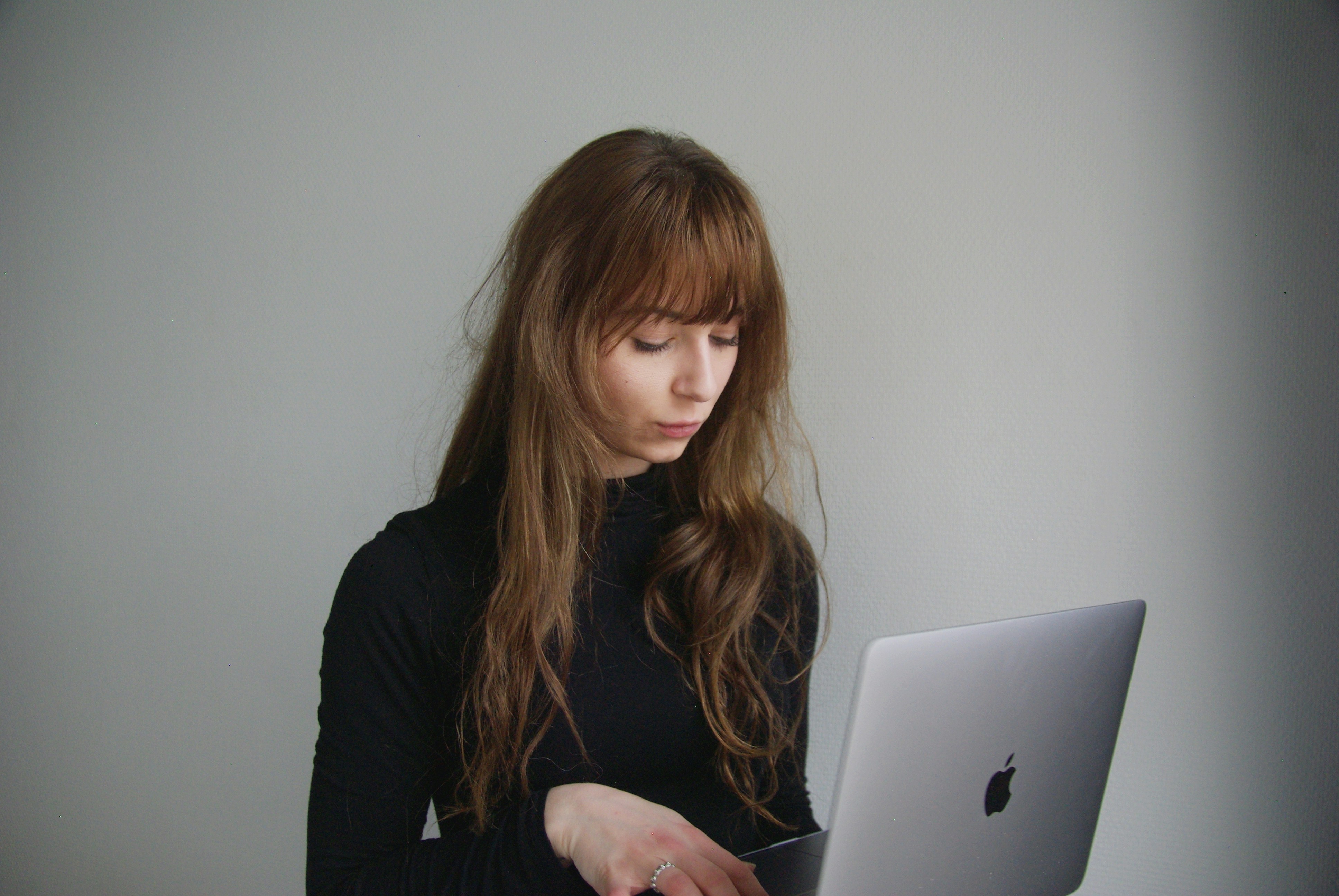 woman with laptop - Artist Branding