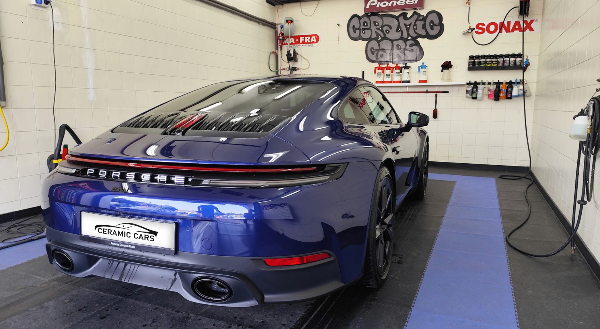 Korekce laku a vícekrokové leštění modrého Porsche 911 pro maximální zrcadlový lesk.