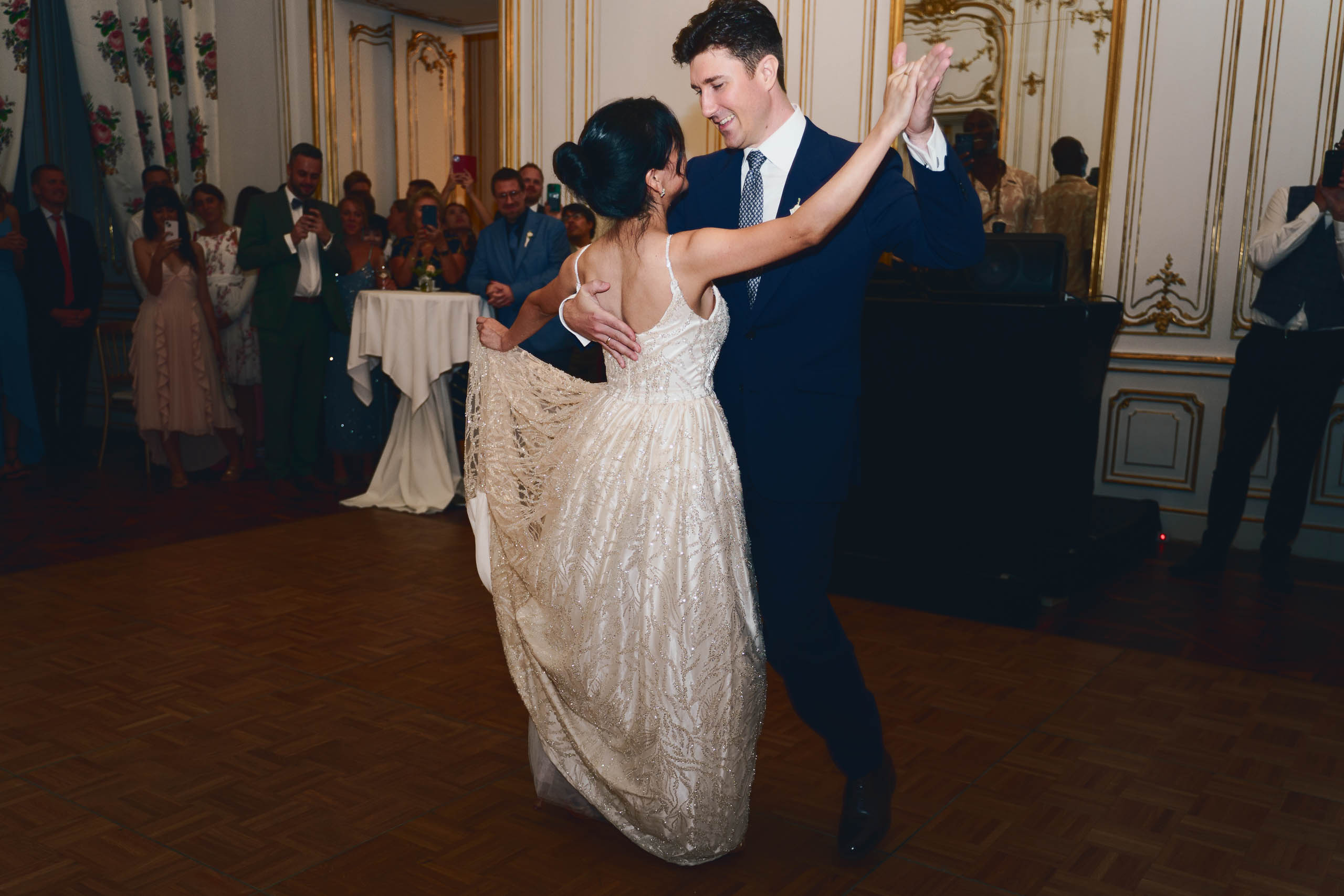 Erster Tanz des Brautpaars im prunkvollen Ambiente des Palais Liechtenstein bei Abenddämmerung - Hochzeitsfotografie Wien Leon Moik