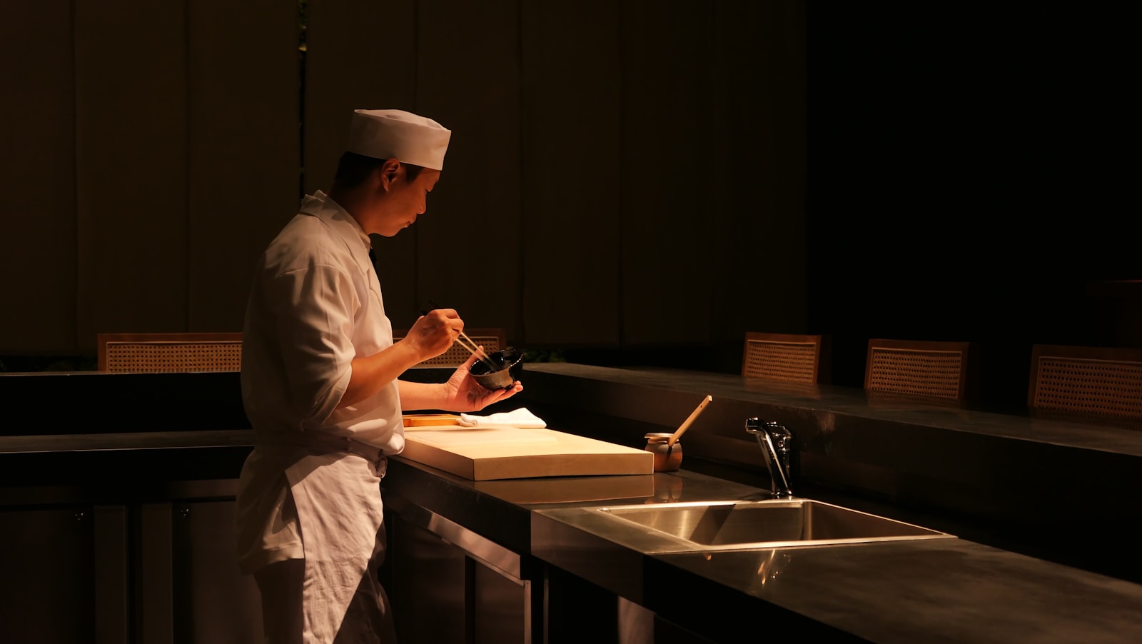 Chef en cocina de restaurante — programa de fidelización para hostelería LUYOA®