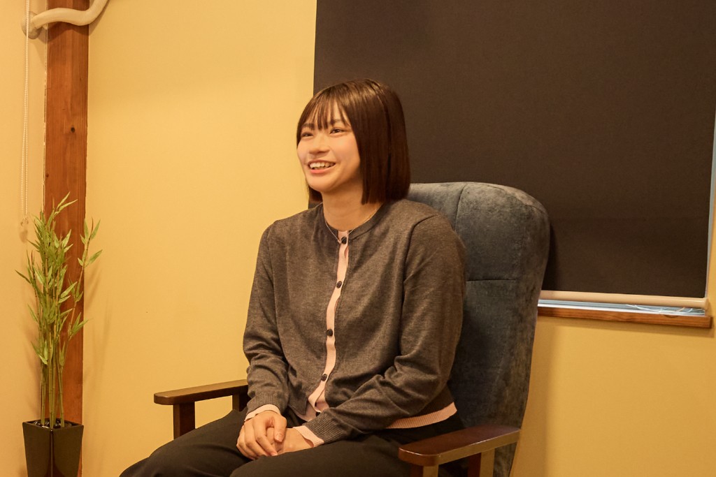 インタビュー中のマーケティング部の斎藤