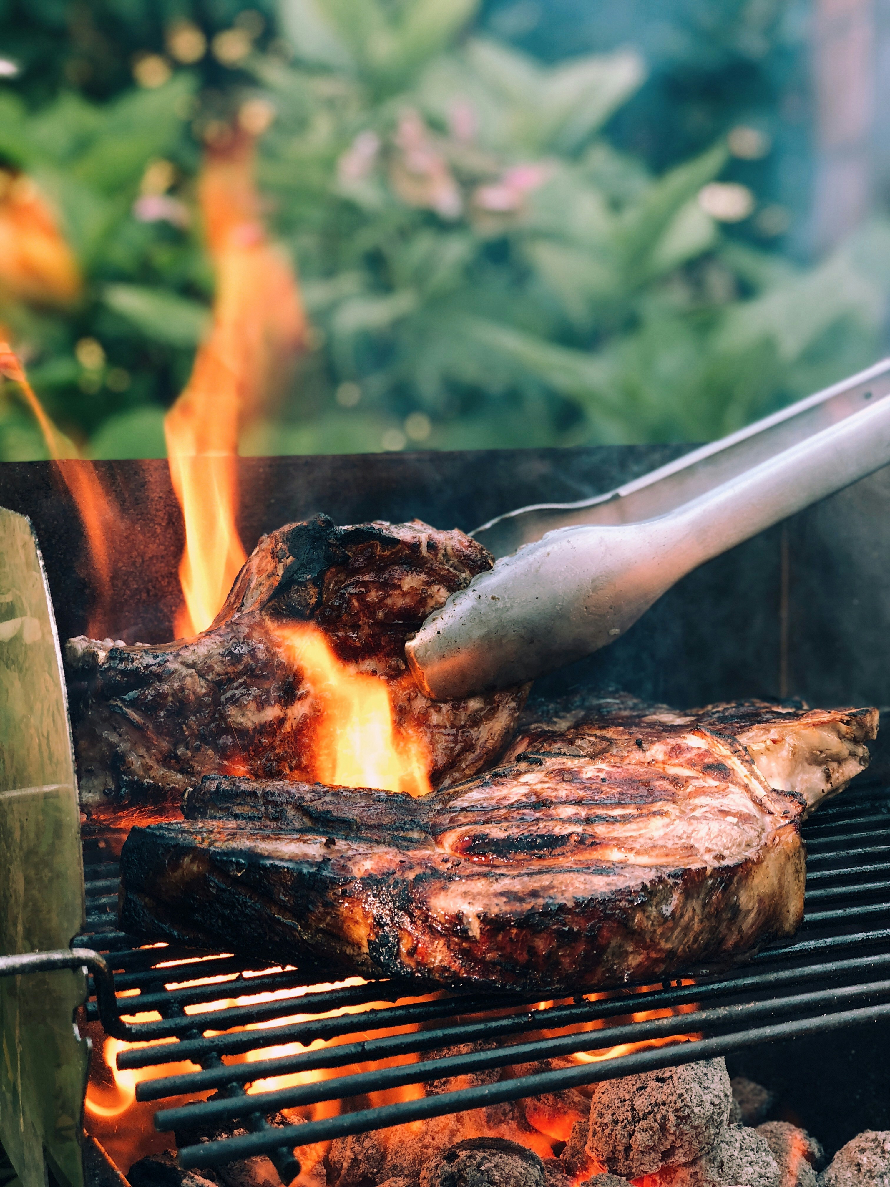 Steak wird auf offenem Feuer gegrillt