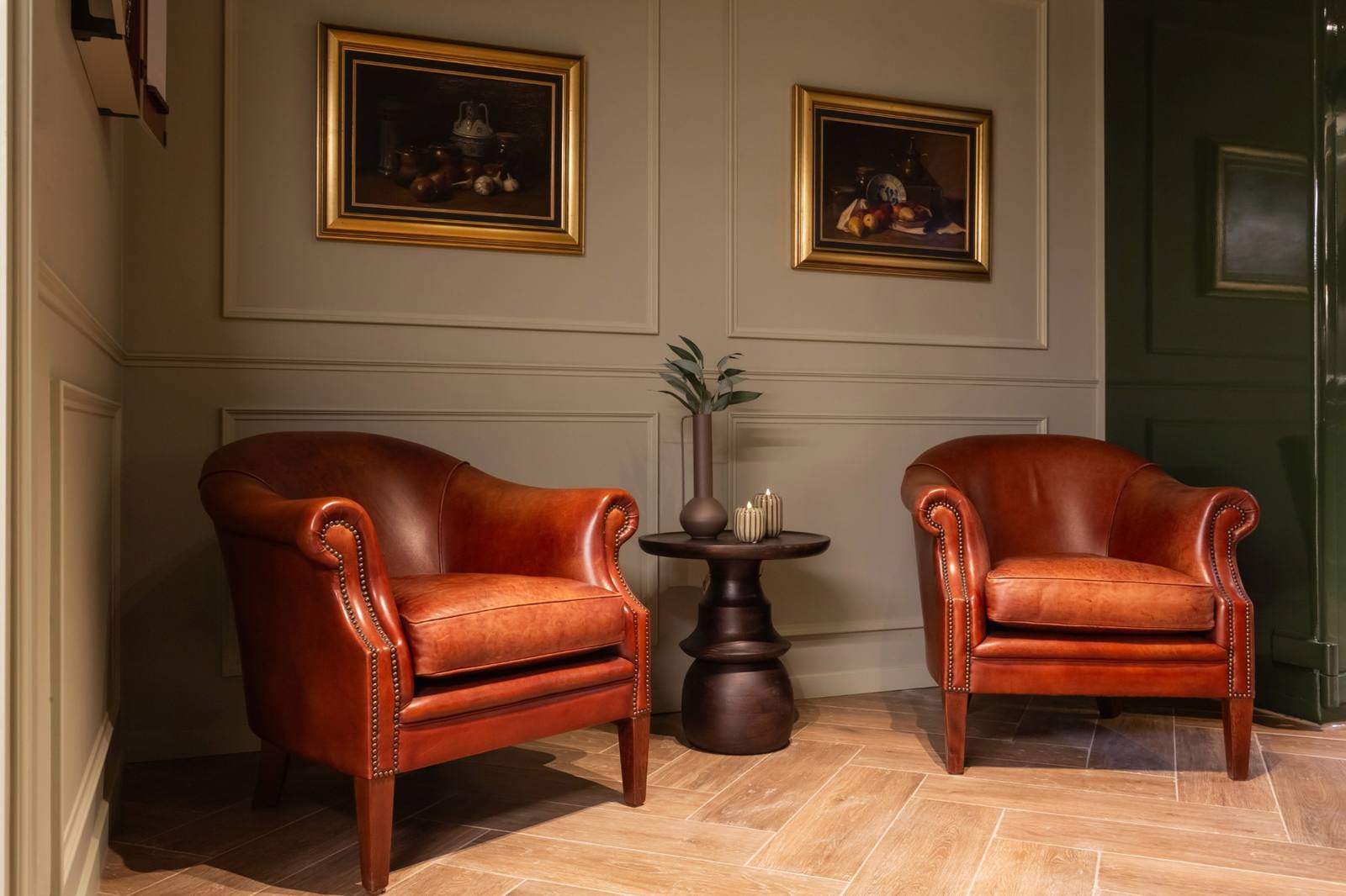 klassiek zitje met chesterfield stoelen in engelse bar kelder schuurwoning