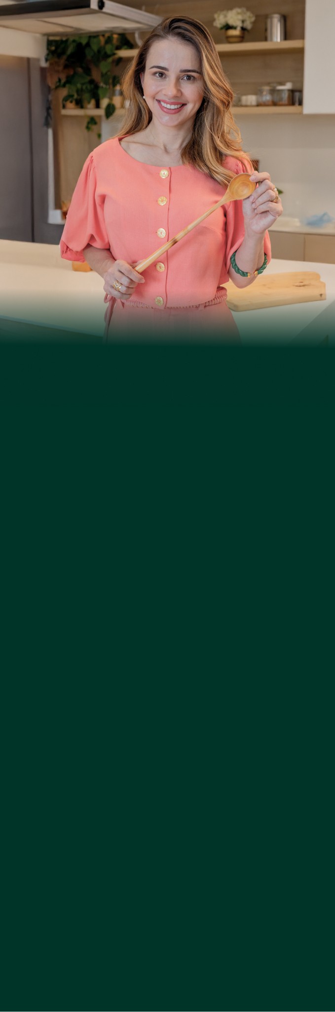 Foto da Dani sorrindo na cozinha - Hero