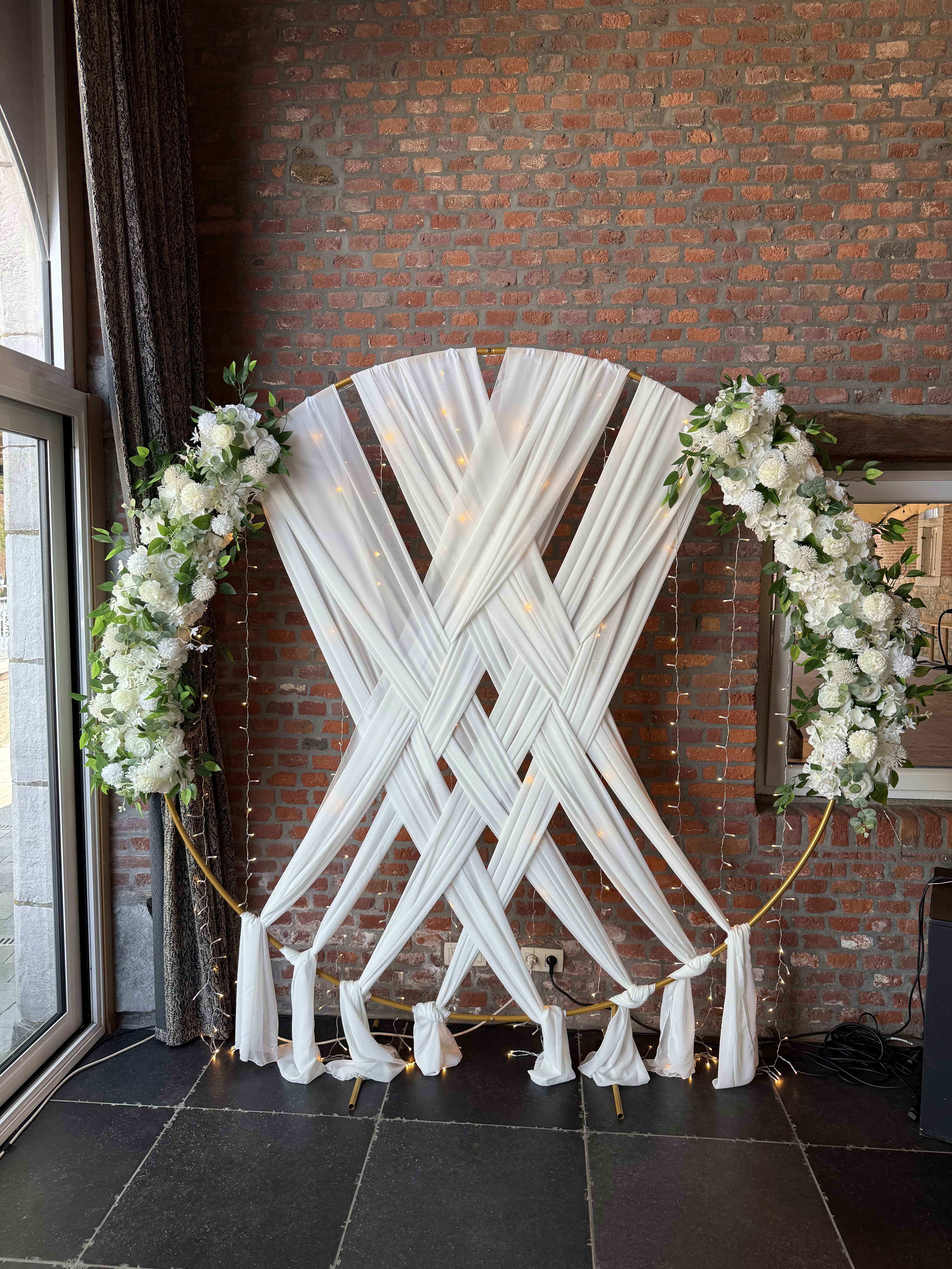 Décoration arche mariage bohème avec fleurs