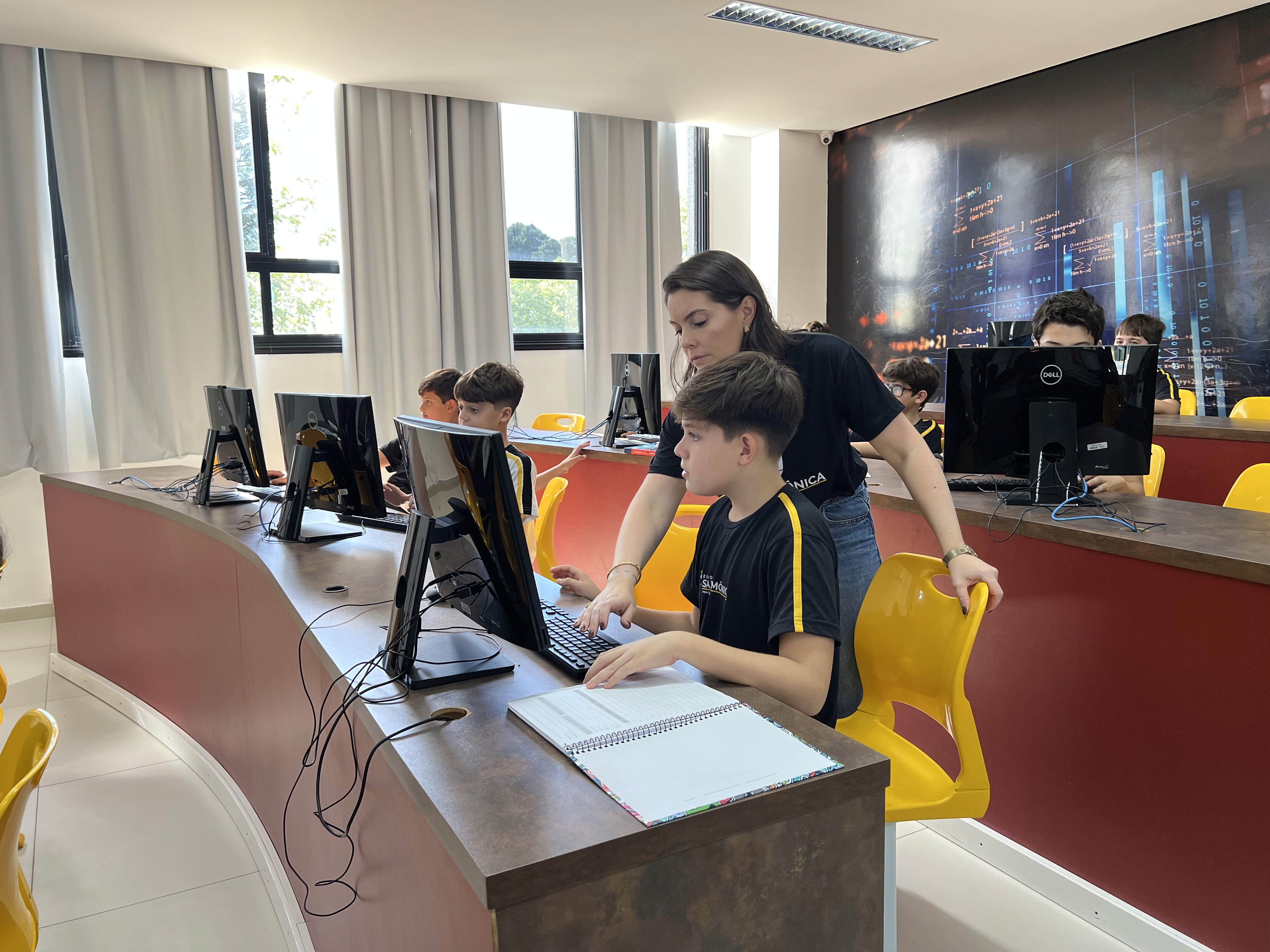 Alunos do Jardim II da Escola Santa Mônica participam de atividade do projeto Astroalfa explorando a letra A.