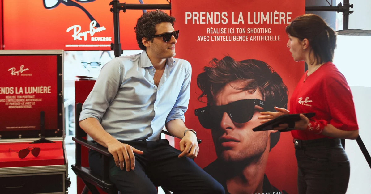 Installation deployed at Ray-Ban's official store.