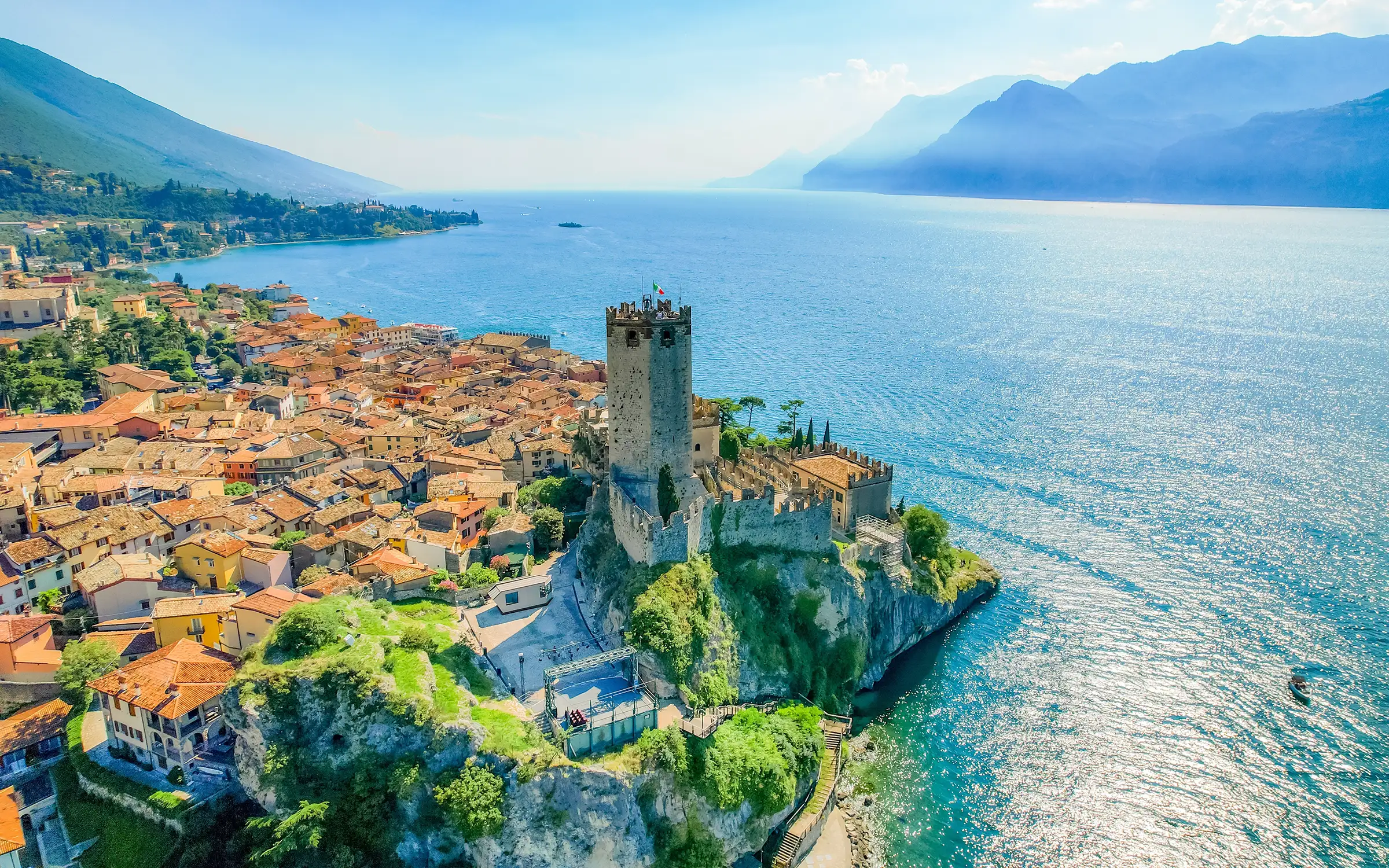 Malcesine - en av de mange småbyene du sykler gjennom på Gardasjøen rundt på sykkel | Expa Travel