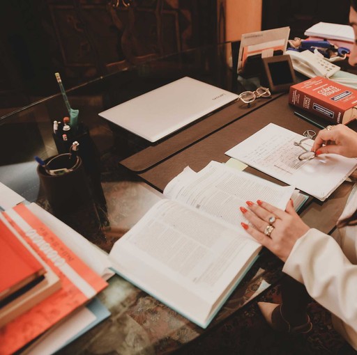 scrivania di studio tecnico con libri e pc