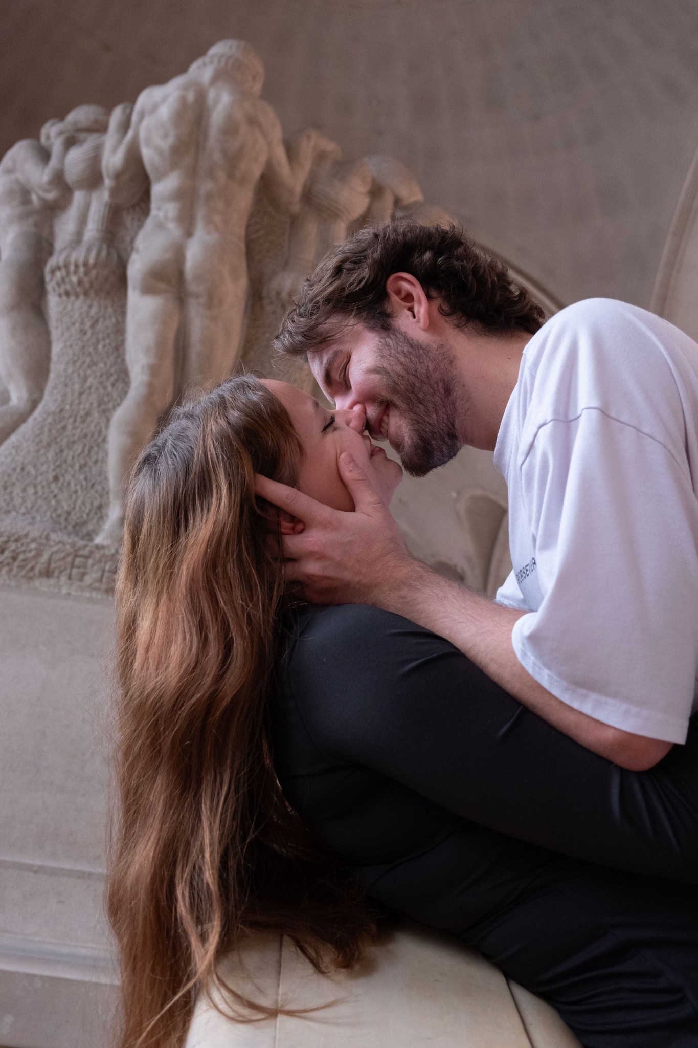 FEMME ÉTENDUE SUR LA PLAGE SENSUELLE