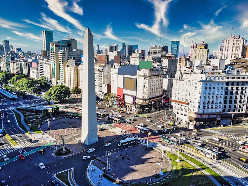 Obelisco de Buenos Aires na Avenida 9 de Julho com vista da cidade