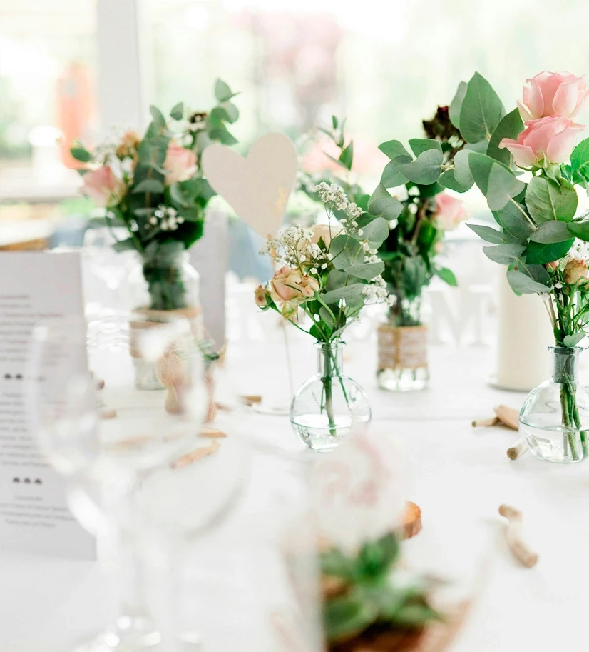 Elegant borddækning med blomster til fest hos Ramsømagle Forsamlingshus