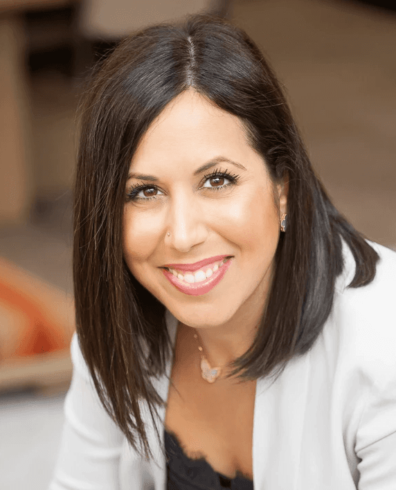 Tiffany Uman – Globally recognized career coach, LinkedIn Learning instructor, and workplace expert.