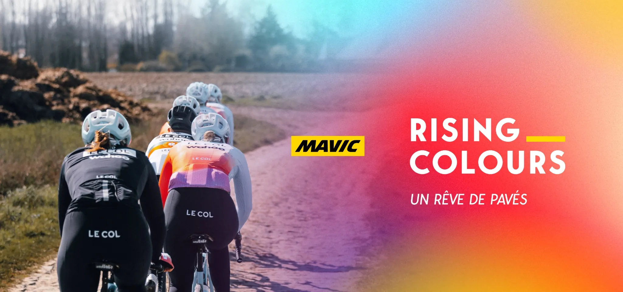 Cyclistes de l’équipe Le Col Wahoo sur les pavés pour la campagne Rising Colours de Mavic