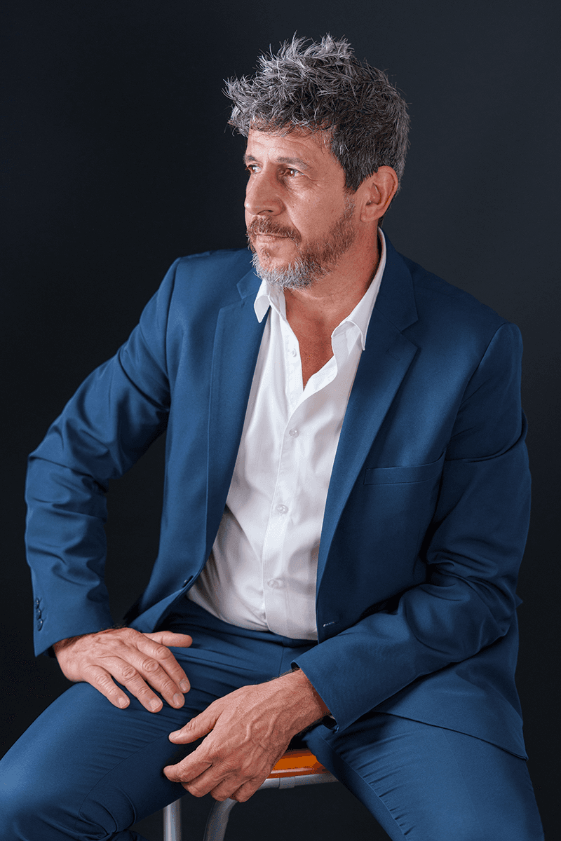 Portrait  professionnel homme assis en studio 2