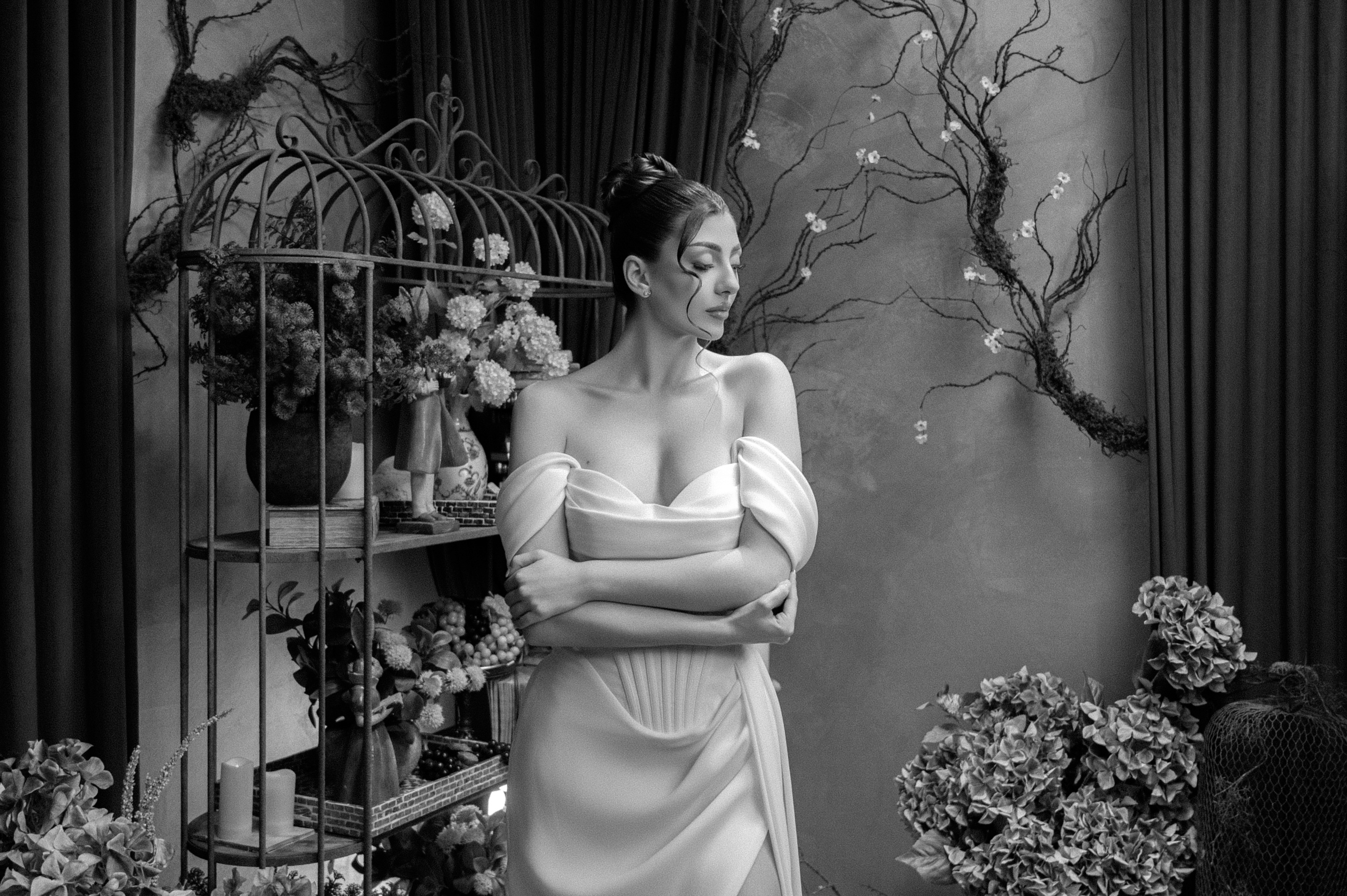 Portret alb-negru de mireasă într-un decor vintage cu flori și elemente botanice, fotografie de nuntă în București