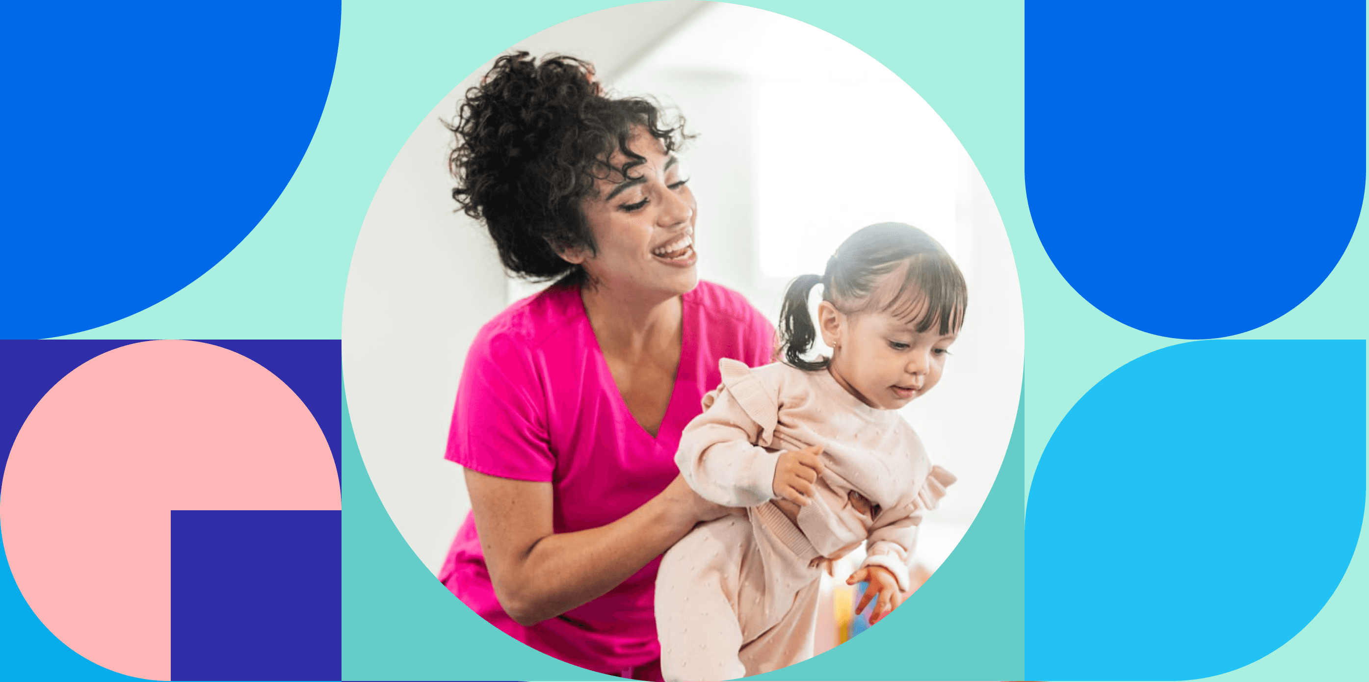 Cuidadora jugando con un bebé en brazos