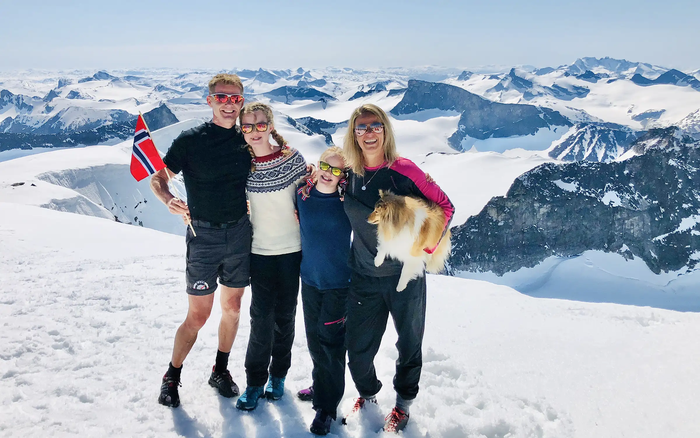 Fornøyd familie på 5 - vel oppe på Galdhøpiggen på selveste 17. mai!! | Expa Travel