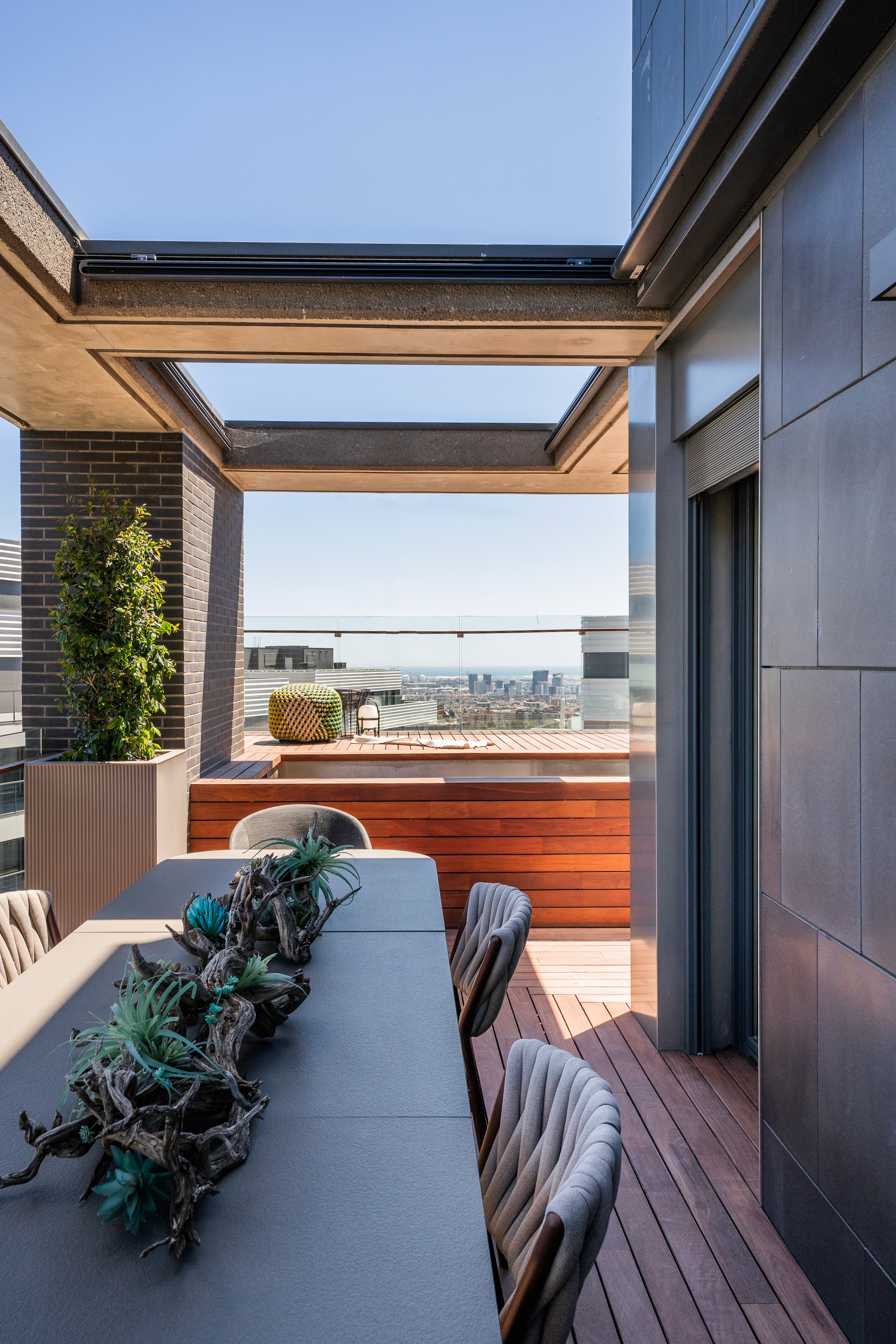 Zona comedor en terraza exterior