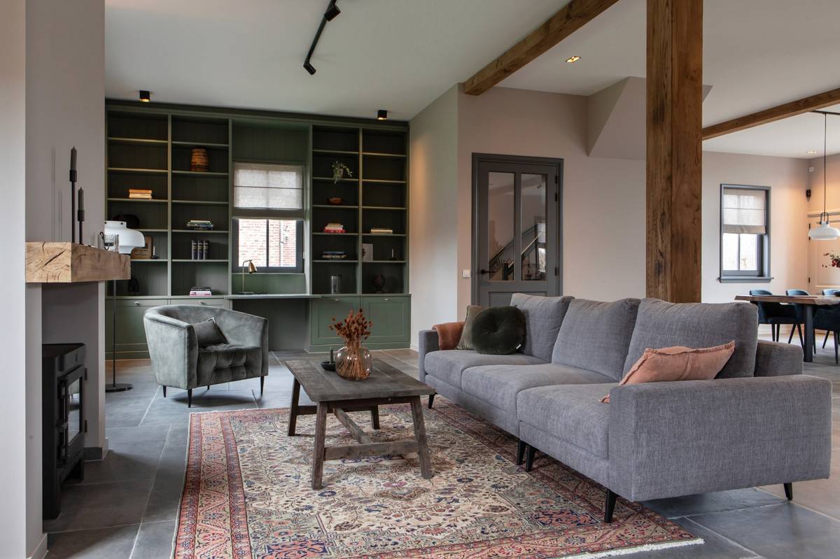 zithoek schuurwoning met ingebouwde boekenkast