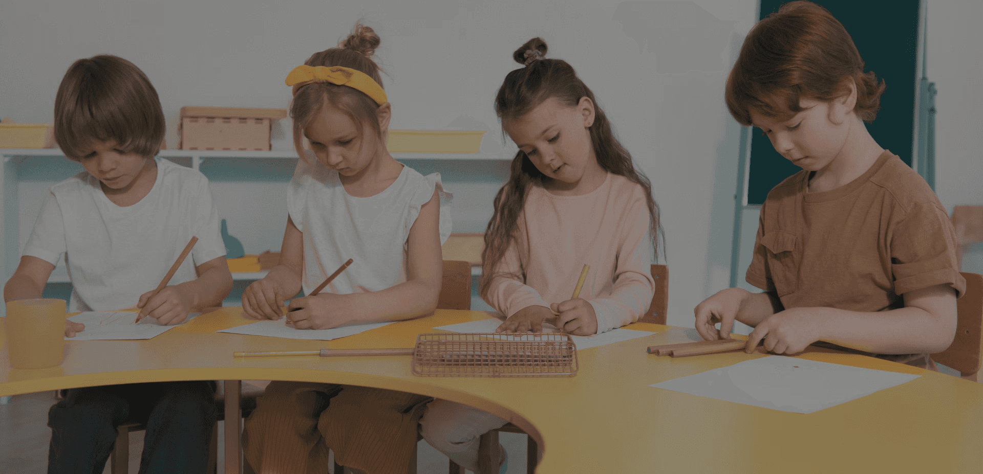 Enfants en primaire dans une salle de l'école bilingue Saint James à Neuilly.