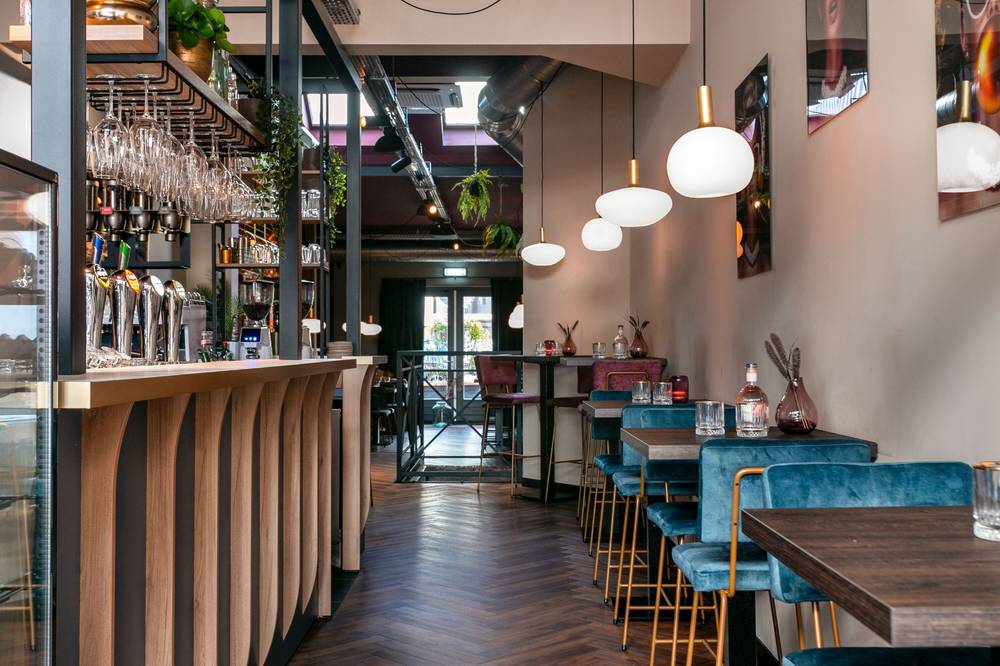 MrMurk interieur hanglampen wit goud, stoelen blauw velours met goud