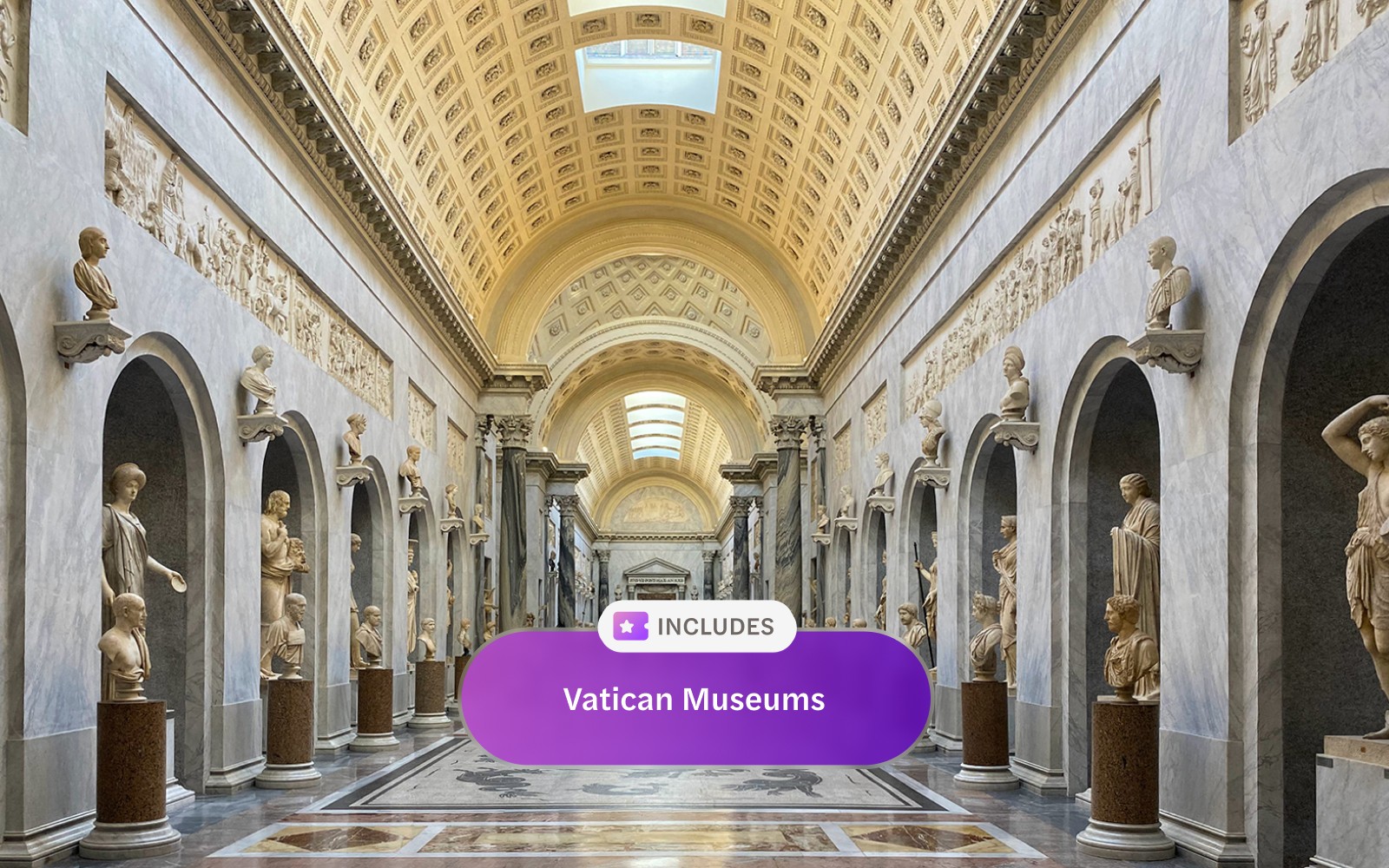 ห้องโถงภายในพิพิธภัณฑ์วาติกันที่จัดแสดงประติมากรรมคลาสสิกและเพดานที่ตกแต่งอย่างวิจิตรบรรจง ณ กรุงโรม