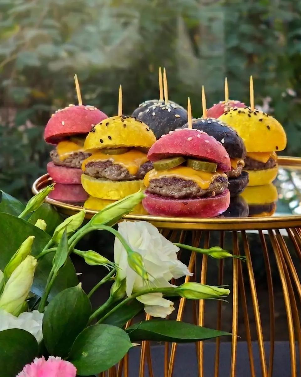 Servicio de Coffee Break Premium con café de especialidad y estaciones de comida decoradas con flores.