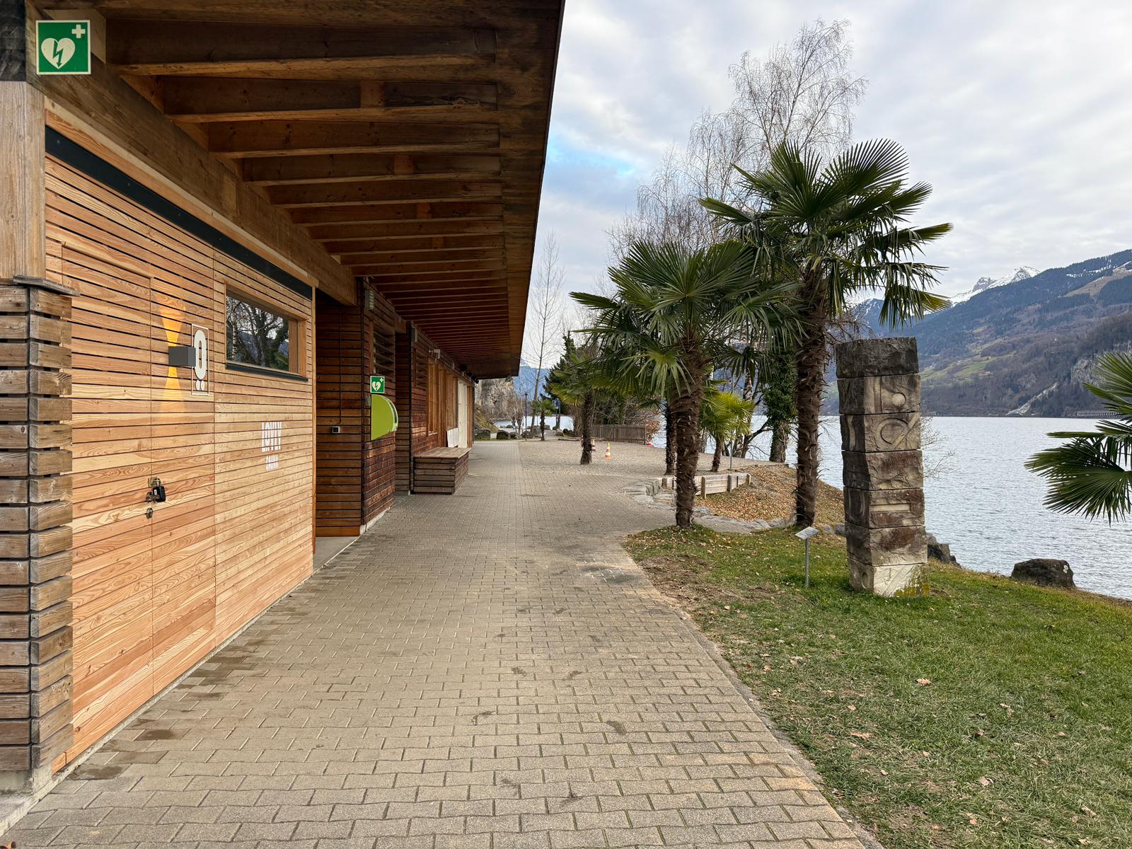 LÖYLY-Sauna am Lago Mio in Weesen, stimmungsvoll am Seeufer mit Liegestühlen und Lichterketten für besondere Wellness-Momente.