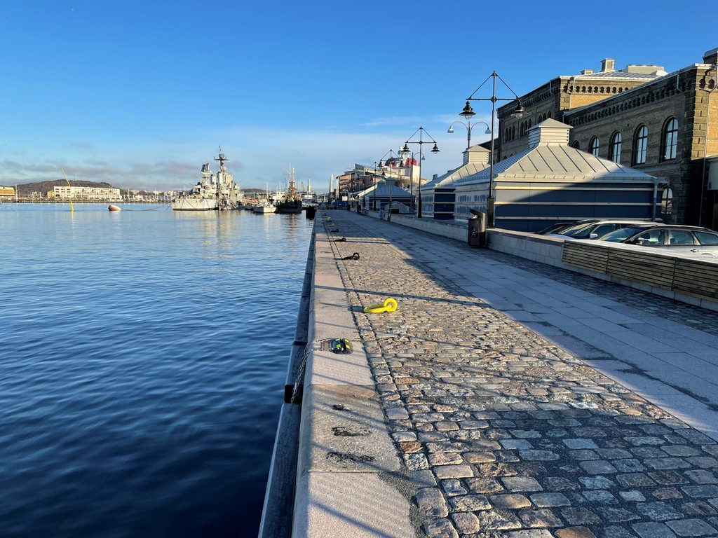 Vista aérea de uma área bem pavimentada com o logo da Astrimant e o texto "Empresa de pavimentação na Suécia" sobreposto.érea de uma área bem pavimentada com o logo da Astrimant e o texto "Empresa de pavimentação na Suécia" sobreposto.