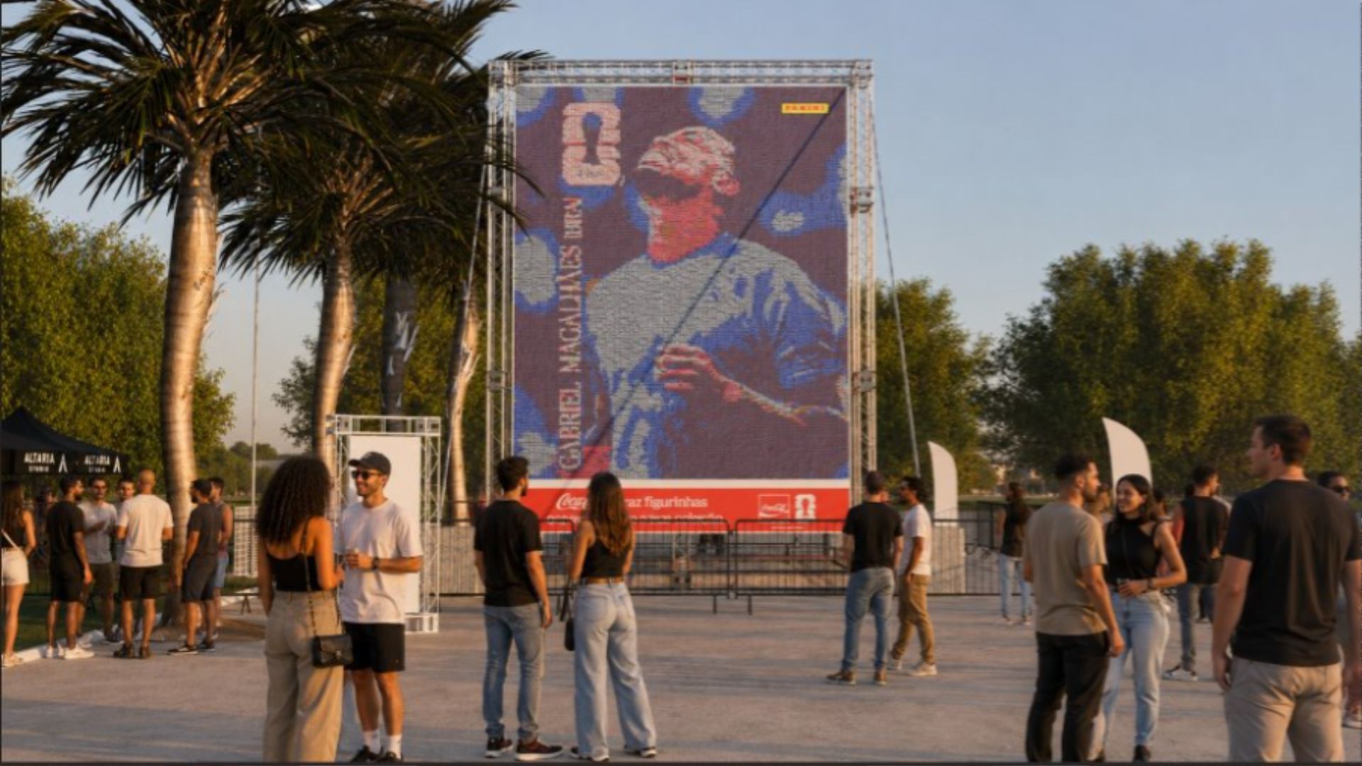 Coca-Cola transforma troca de figurinhas em mural gigante da Copa