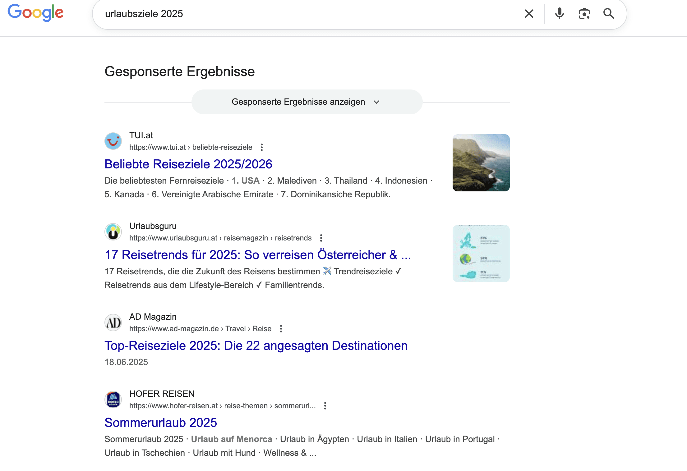 Screenshot der Google-Suchergebnisse für Urlaubsziele 2025 mit gesponserten Ergebnissen von Reiseanbietern – Beispiel für klassische Suchmaschinenergebnisse im Vergleich zu KI-generierten Antworten.